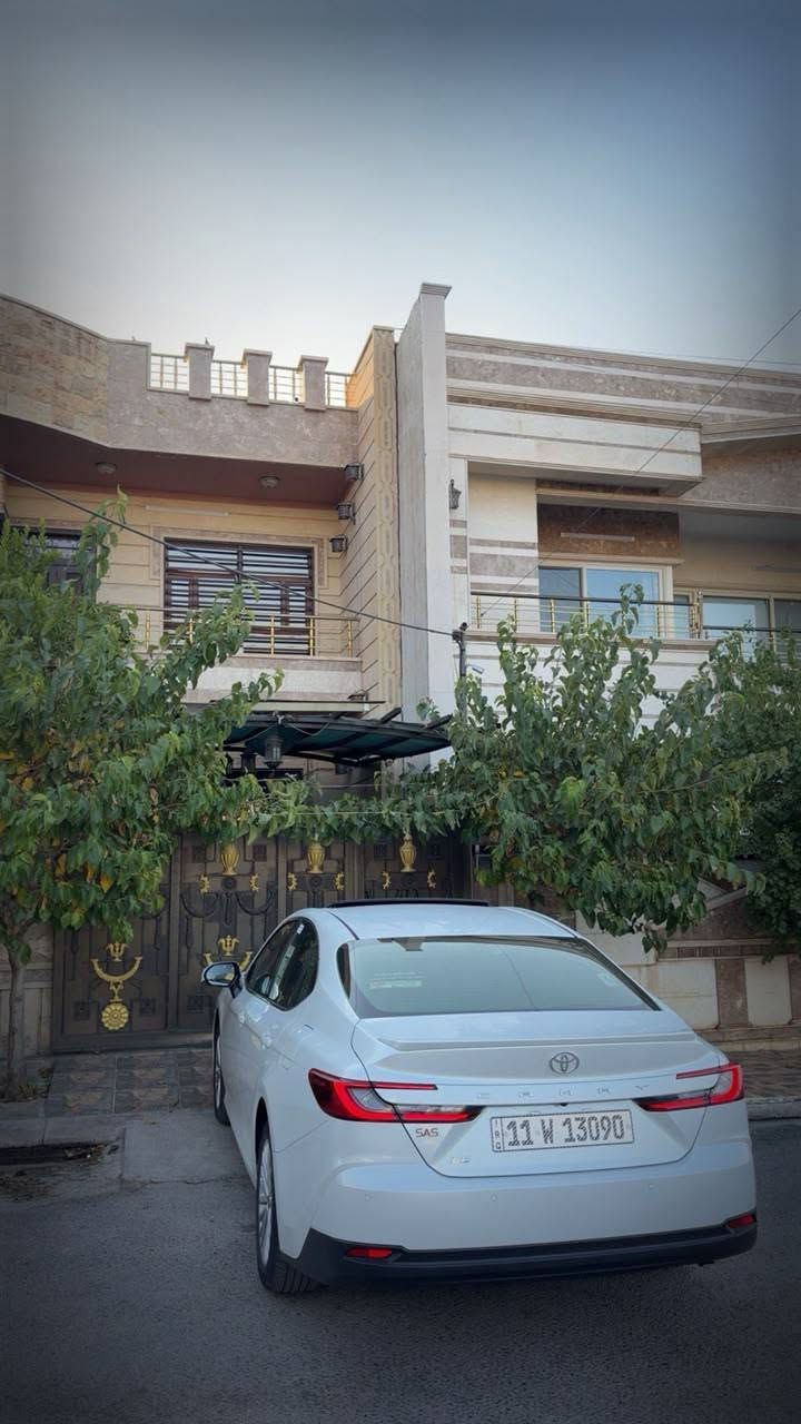 كامري 2025 بنزين – 2.5L
سيارة نظيفة جداً، مواصفات خليجية، وكالة SAS، لون أبيض صدفي

🔹 المواصفات:
• محرك 2.5 لتر – 4 سلندر
• قوة تقريباً 201 حصان
• عزم 240 نيوتن متر
• قير أوتوماتيك 8 سرعات
• دفع أمامي FWD
• صرفية وقود ممتازة
• شاشة لمس مع Apple CarPlay لاسلكي
• كاميرا خلفية
• حساسات أمامية وخلفية
• مثبت سرعة
• تشغيل بصمة Push Start
• مقاعد كهربائية
• تكييف أوتوماتيك
• شاحن لاسلكي
• فتحة سقف
• أنوار LED
• جنوط ألمنيوم
• أنظمة أمان ووسائد هوائية متعددة
تلفون *********** اني مكلف بلنشر
