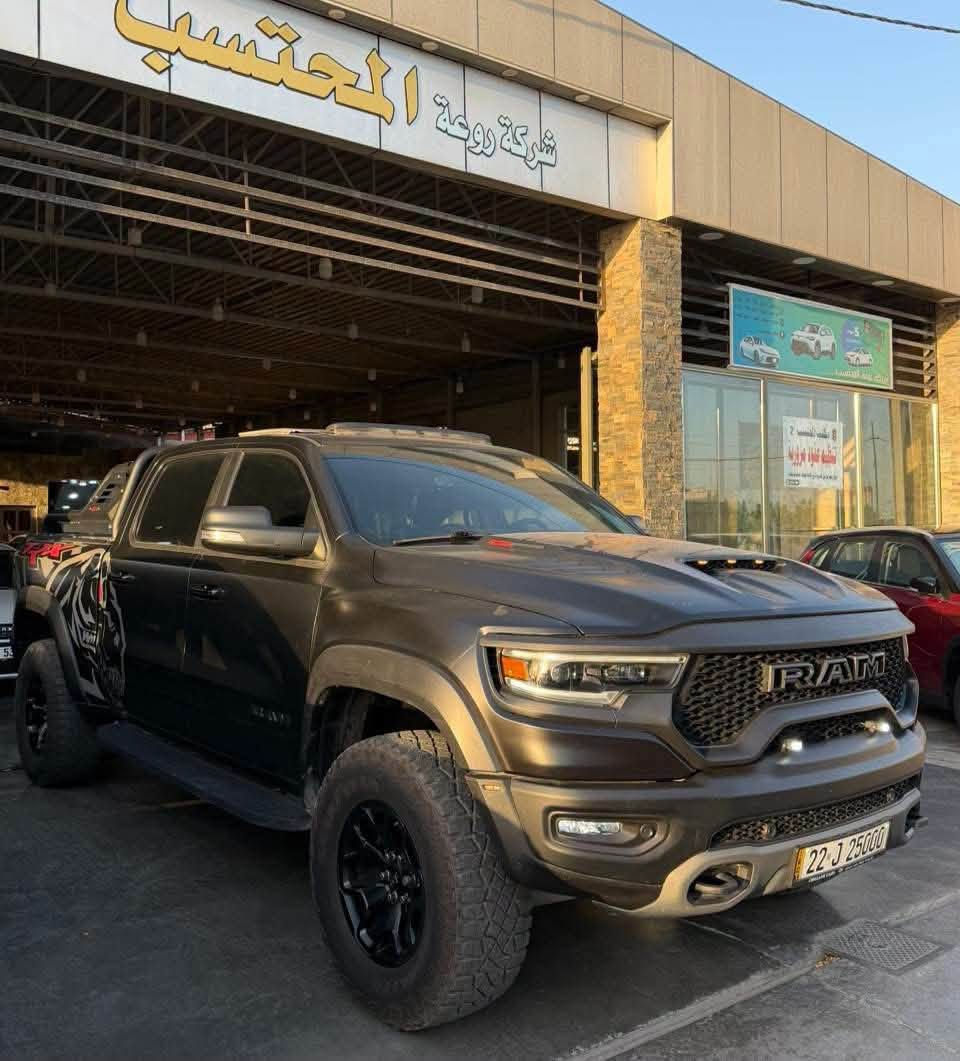 السلام عليكم للبيع TRX كلين تايتل ورقم مميز

* الموديل: Ram 1500 TRX Crew Cab 4x4

* سنة الصنع: 2022 ماشيه 23 الف ميل

* المحرك: 6.2L Supercharged HEMI V8

* القوة: 702 حصان

* ناقل الحركة: أوتوماتيك 8 سرعات 

* اللون الخارجي: Diamond Black Crystal Pearl (أسود لؤلؤي)
مغلف bbf mate بالكامل
مع كتاب تضليل 

* الداخلية: Black Interior / Black Seats (أسود)

✅ TRX Level 1 

* مقاعد جلد فاخرة (Leather-Trimmed Bucket Seats)

* دواسات Mopar رياضية من الألمنيوم

* تدفئة المقاعد الأمامية

* صندوق تخزين أسفل المقاعد الخلفية

* دعم قطني كهربائي لمقعد الراكب (4 اتجاهات)

* مقاعد السائق والراكب كهربائية 8 اتجاهات

* إنارة صندوق التحميل

* مقود مدفأ

* دواسات قابلة للتعديل

لاونج كونترول launch control 

* سقف بانورامي مزدوج (Dual-Pane Panoramic  Sunroof)

* حساسات أمامية وخلفية مع نظام التوقف (ParkSense Front & Rear Park Assist with Stop

السياره عليه تزويد واضافات وبرمجه ومراوح بحوالي 10 الاف دولار
جاهزه وكامله من كلشي 
السعر راسلني واتس او ماسنجر مناسب بالنسبه للسوك وللنظافه والتجهيز وكلشي بيه

مكانه السيديه او اليرموك 
***********
