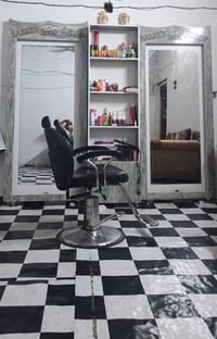 مرايتين • كرسي • جهاز بخار