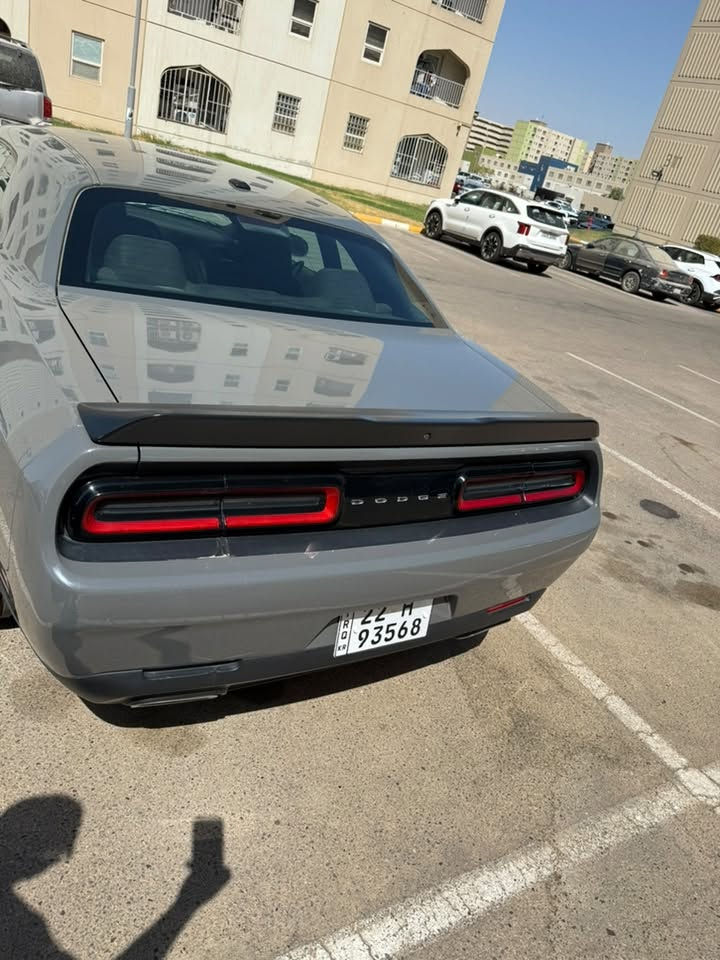 سلام عليكم جالنجر 2023 SXT للبيع لون اسمنتي مميزه مكفوله ضررها مثل ماموضح بل صوره رقم شاصي موجود كذلك 
سياره ماشيه 63 الف قابل لزياده  بجم كبس حادث بس باب 
اضافات مميزات 
ويل رياضي 
تايرات جديده حجم رياضي 
كشن كهربائي
كامره خلفيه
شاشه لمس
تشغيل بصمه 
بس لايت مابيها ناقصها 
السعر 204 بيها مجال بسيط شراي 
رقم تواصل (***********)
