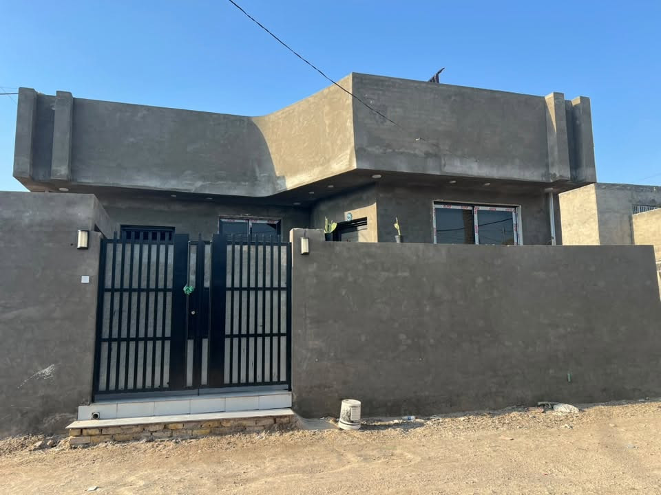 بيت للبيع في شارع علي قماره  قرب حسون مخيف على الشارع المساحه 200صب كونكريت غرفتين مطبخ صاله واستقبال وممرات ثنين وصحيات داخلي وخارجي والسعر ب١١٥وبي مجال بسيط للاستفسار على الرقم ‭***********‬
