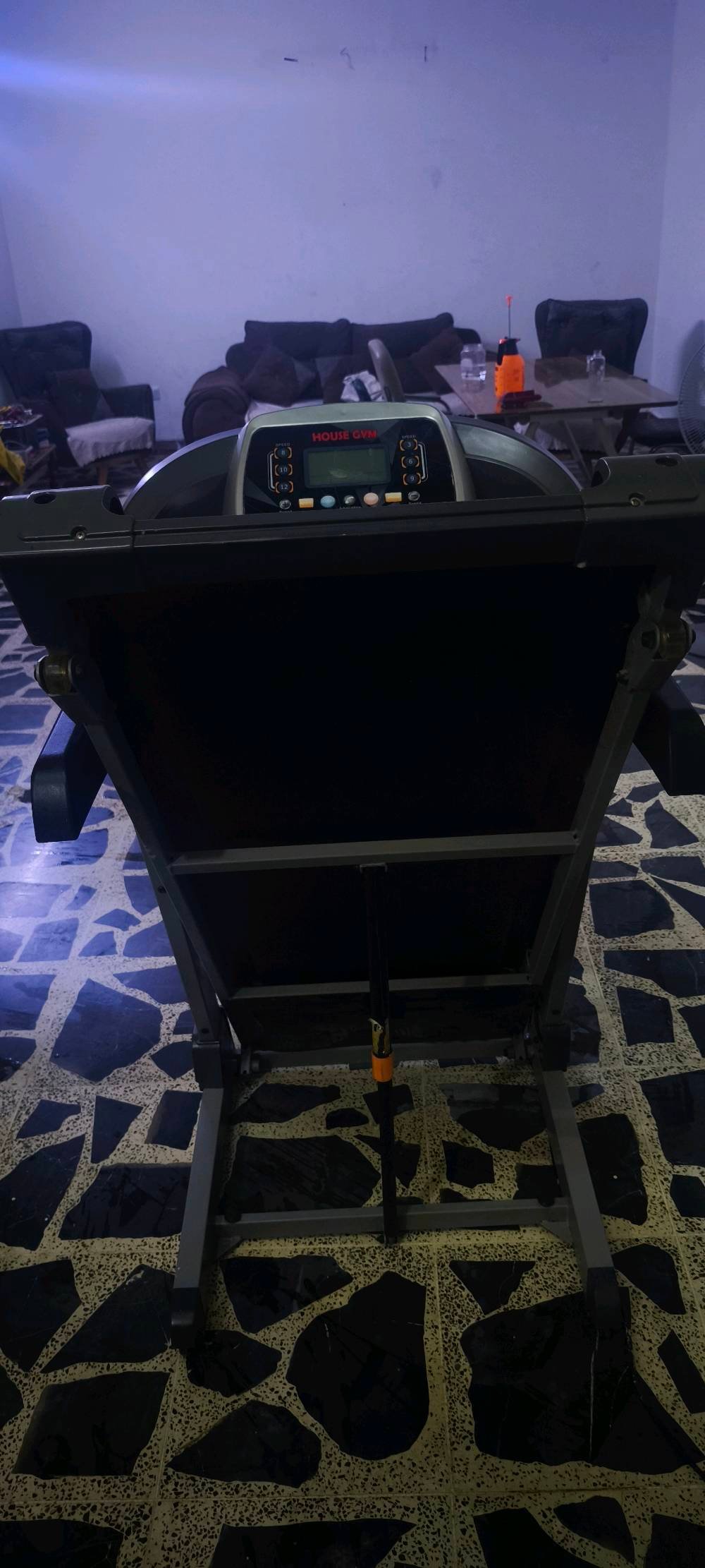 بيه شاشة LCD تعرض بيانات التمرين مثل السرعة والوقت والمسافة والسعرات غالبًا.
أزرار سرعة مباشرة 8 / 10 / 12 ظاهرة بالكونسول.
أزرار مباشرة على الجهة الثانية 3 / 6 / 9، ويبدو أنها للتحكم بوظيفة ثانية مثل السرعة أو الميل حسب إصدار الجهاز.
بيه حساسات نبض بالمقابض.
الجهاز كهربائي ومخصص للاستعمال المنزلي.
واضح أنه يحتوي على هزاز/ملحق تمارين للبطن أسفل الكونسول.
توجد عجلات/هيكل قابل للتحريك حساسات نبض بالمقابض
الجهاز بيه نظام رفع/ميل يدوي نضافته 100ب100 ما مستخدم متروك فقط متوازي واريد ابيعه سعر 250الف