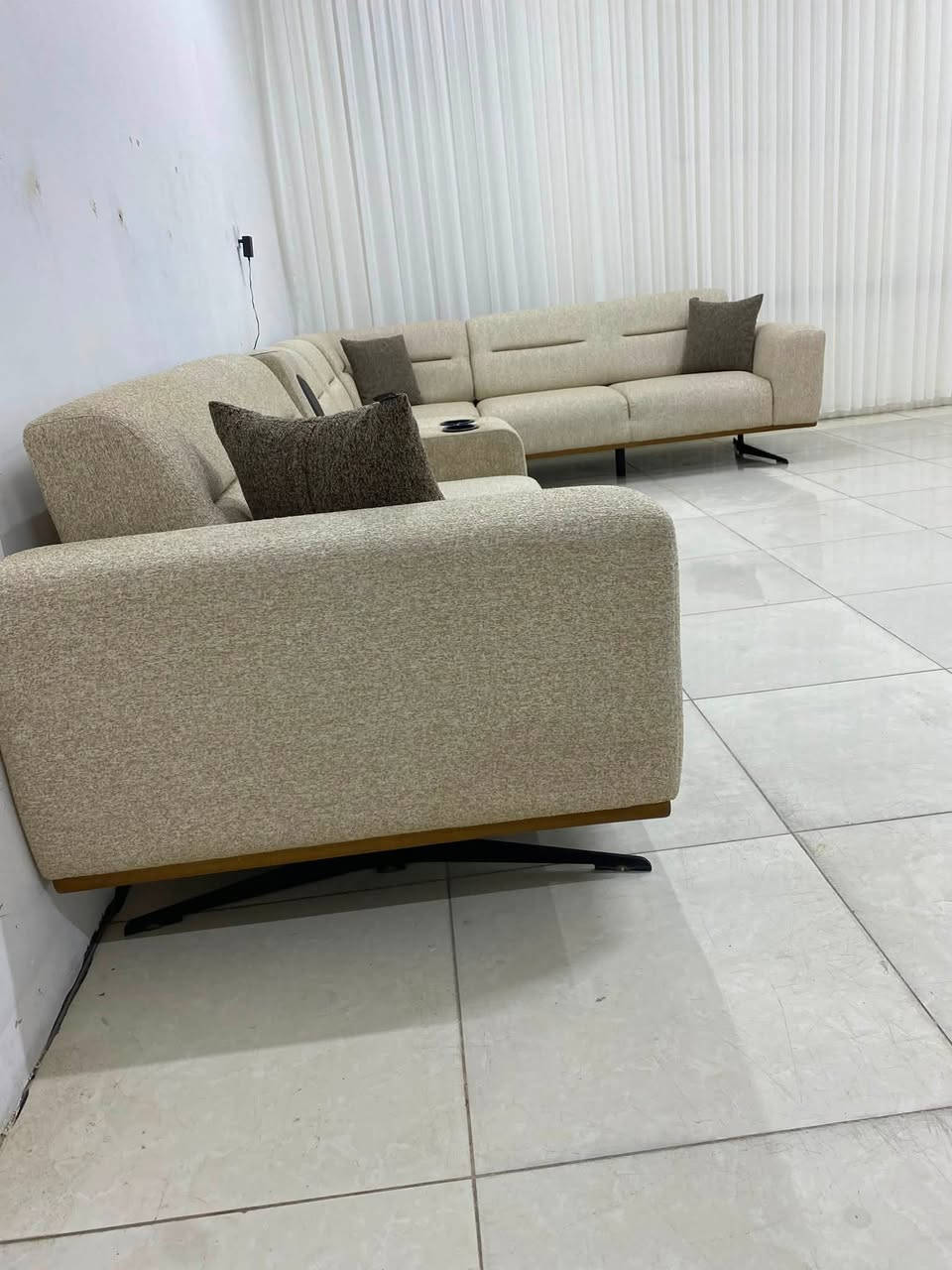 كورنر 10 نفرات تركي ماركه  نضافة 100‎%‎  قماش شانيل الحديث شي راقي  وتكمه جدا  مقاعد  طبيه ميزه السرير ضهر سلايت + شاحن موبايل سستم صوت  عنوان اربيل باداوه  للتواصل ماسنجر واتساب ***********
