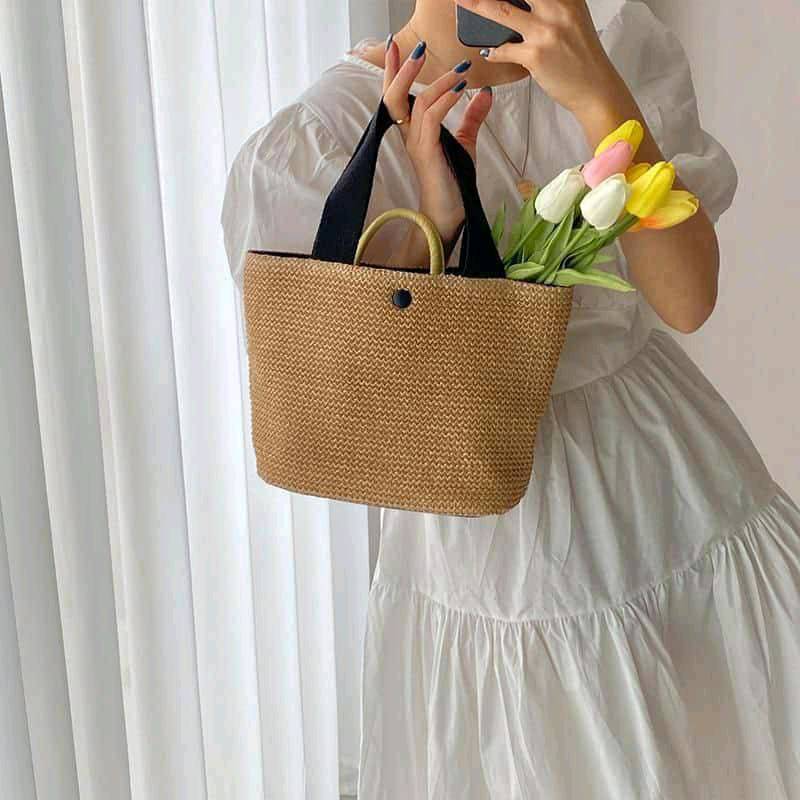 حقيبه نسائيه صيفيه شغل خوص سعر القطعه 15 الف وتوصيل مجاني حجم وسط تجي بلونين سير ابيض واسود وتطعيمه من جوه بجلد موديل كلش حلو ونازك