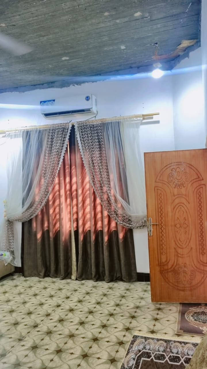 مساحة ٢٠٠ متر 
طابو صرف زراعي نموذج ٢٣ 
اربع غرف طابقين 
السعر ٩٥ وبي مجال 
*********** البصرة, العراق
