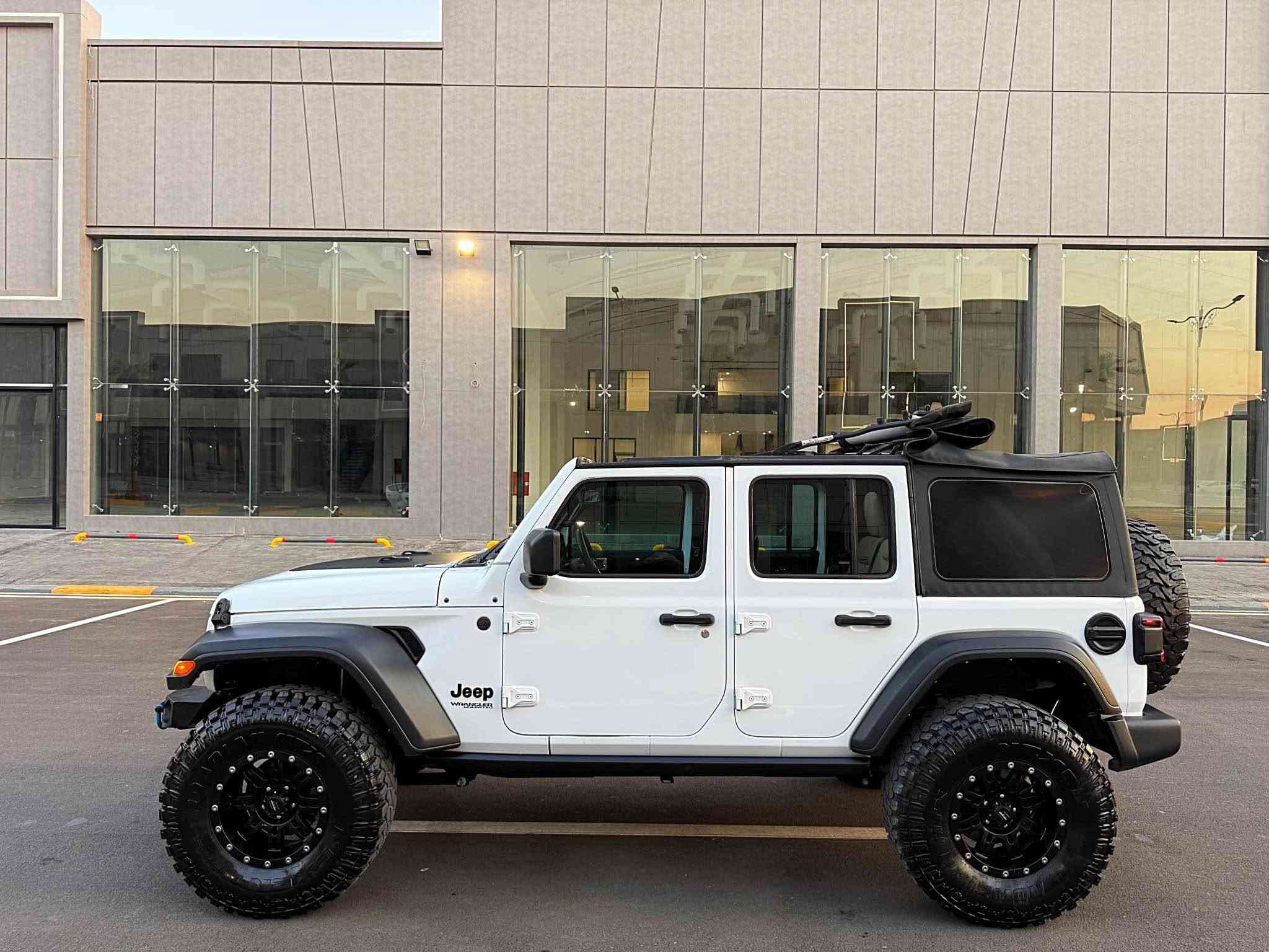 {Jeep Wrangler 2022}
🇺🇸~~~~~~~~~~~~~~215$~~~~~~~~~~~~~~🇺🇸
            ( وارد امريكى بدون صبغ و بدون تعديل )
               (سياره گير عادى 4*4 كامل تزويد )
موديل : 2022
مكينه : V6 سلند 3.6ليتر بنزين 
ماشيه : 35الف مايل حقيقى 
لون : ابيض
رقم شاصى : 1C4HJXDG9NW124191
رقم : اربيل سنوى جديد حتى 2030 تحويل مباشر 
مواصفات: فول عادى بس بصمة و كاميرا و دبل اكسل
مكينه و گير و كهربائي كل شرط 

مكان سياره / اربيل شارع ٦٠ 
رقم موبيل / ***********
                   ***********
              (سيارة جاهزه الحمدلله بدون اى نقص)
~~~~~~~~~~~~~~~~~215$~~~~~~~~~~~~~~~~ أربيل, العراق
