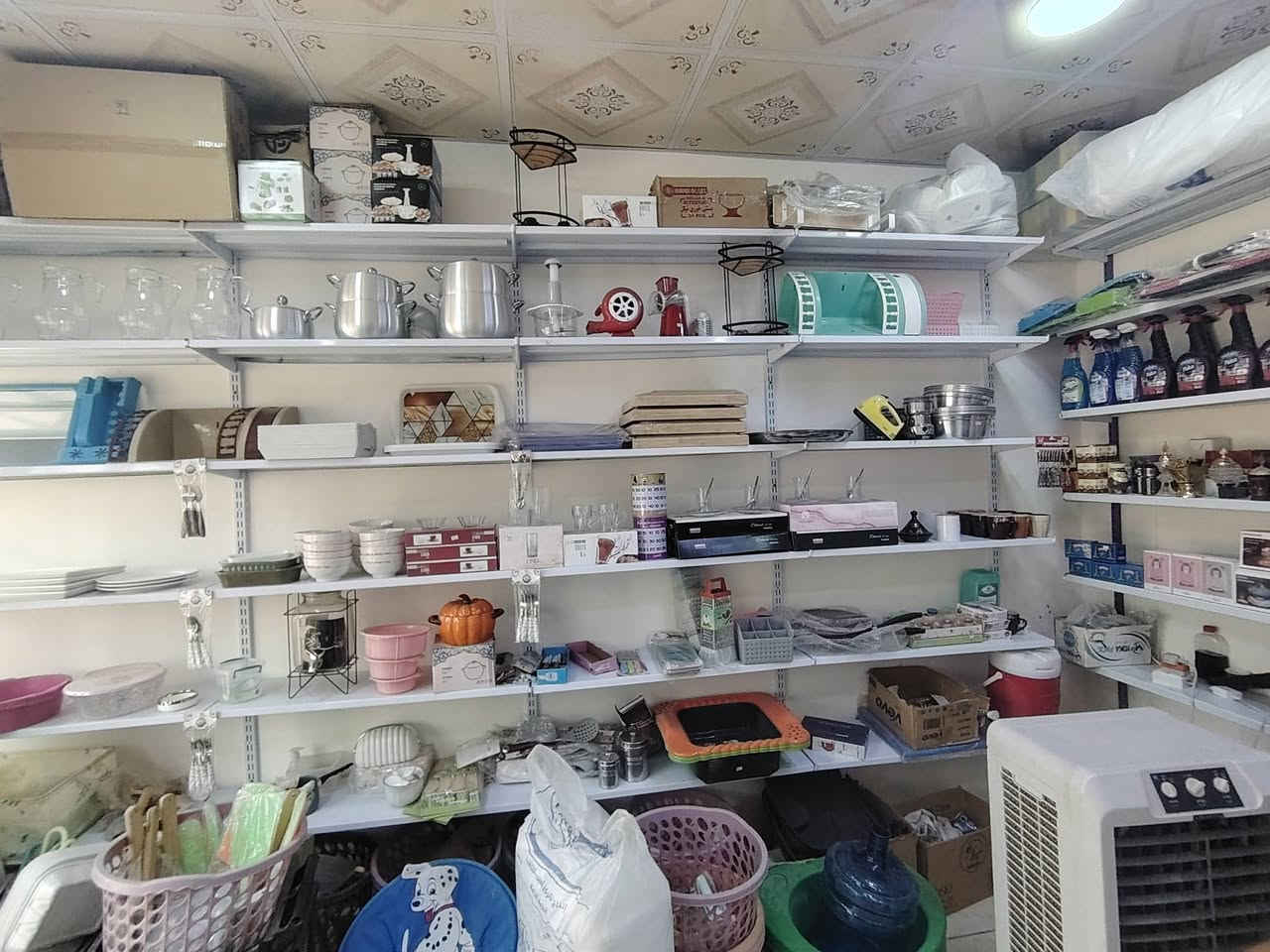 محل مواد منزليه ومنضفات للبيع
ابيع الاغراض شلع 
رفوف
مواد منزليه
منضفات
ميز
كرسي
مبردة
براميل فارغه
السعر 2000 وبيه مجال 
#ملاحظة المواد المنزليه بيها خزن هواي
الاستفسار اكثر  ***********
