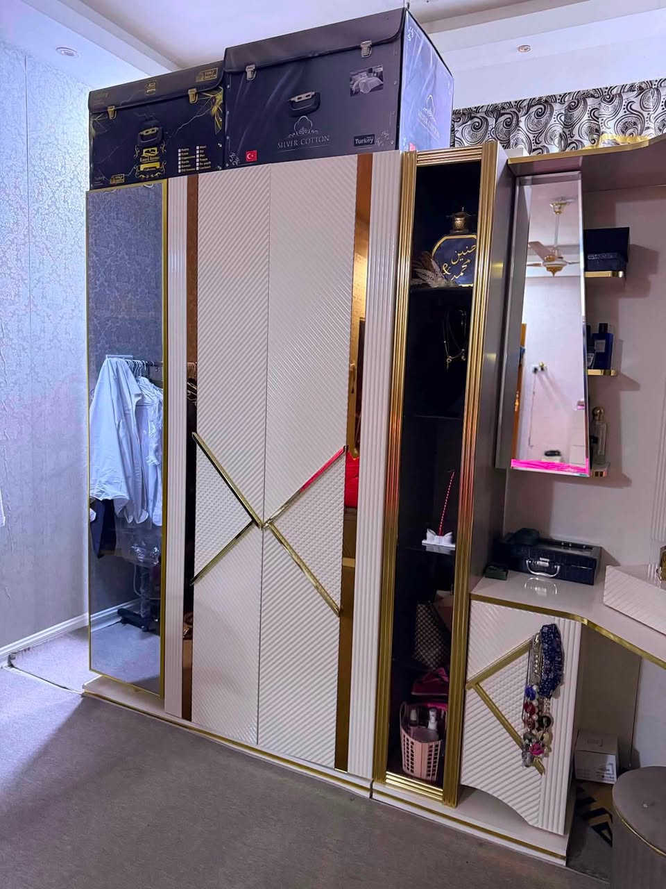 عندي هاي الغرفه تركي كلش حلوه عندي نظيفه ومابيها اي عيب والله ماخذه ب 3 ونص ورايده مليون ونص شراي يتواصل ع رقم 
***********
عنوان الزبير
