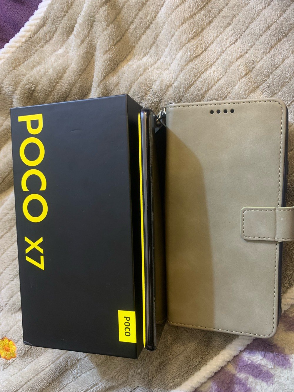 * الجهاز: بوكو  (POCO X7) نظيف وبدون أي خدش أو كسر، محافظ عليه ومستخدم لأشهر قليلة فقط.
 * الذاكرة: 512 جيجابايت.
 * الشاشة: منحنية  ونظيفة جداً مع لزقة حماية، رام ١٢وتدعم 90 فريم بلعبة ببجي بأداء خارق.
 * الكاميرا: دقة 50 ميجابكسل بصور صافية وحلوة جداً.
 * مقاومة الماء: مقاوم للماء والغبار 
 * الحالة: الجهاز شد بلد، بدون أي تبديل لأي قطعه (كلشي أصلي ووكالة)، وخالي تماماً من الخدوش.
 * الملحقات الكاملة:
   * الكرتونة الأصلية موجودة.
   * الشاحن الأصلي ويا.
   * كفر حماية أصلي.
   * لزقة حماية للشاشة.
> الجهاز جاهز للاستخدام وما ينقصه شي، والنظافة تحكم بنفسك.
> 
📞 للتواصل والاستفسار: ***********

السعر:٣30 وبيه مجال
