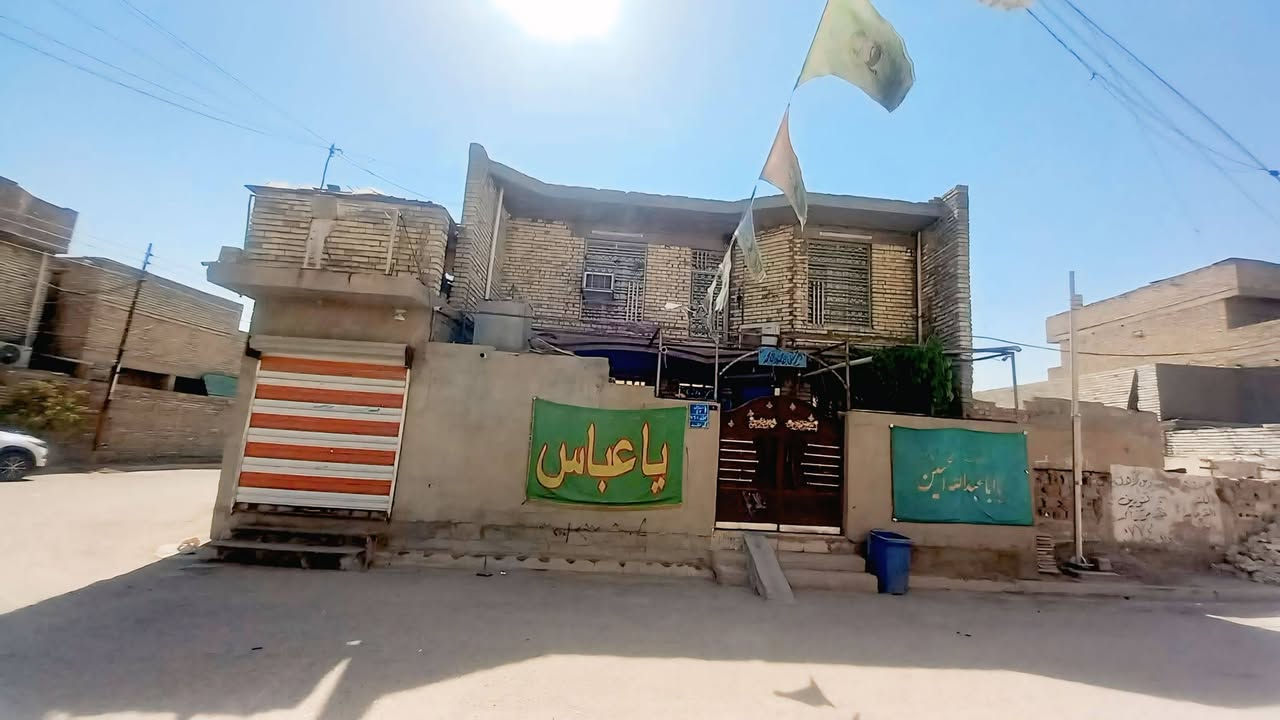 سلام عليكم بيت للبيع بغداد عبيدي بلنورين  قريب علا فلكه حي النصر مساحته 140 بناء حديث طابقين   وركن علا 5 شوارع وساحه جبيره ومكان مميز وبي مشروع محل ومتوفره جميع الخدمات ويحتوي علا حوش  جبير واستقبال جبيره 9 في4 وهول وصاله وغرفه و وصحيات والطابق الثاني بي سطح يصلح للبنا  غرف 2 ما عده الغرف المبنيه وكامله عددهن 3   وممر وبلكونه وصاله وصحيات هم بلطابق الثاني يعني كامل  معه العلم يحتوي البيت علا 2 مناور وممر طويل طابق اول 👍
السعر مناسب جدا وبي مجال انشالله للاستفسار 
***********
سلام عليكم بيت للبيع بغداد عبيدي بلنورين  قريب علا فلكه حي النصر مساحته 140 بناء حديث طابقين   وركن علا 5 شوارع وساحه جبيره ومكان مميز وبي مشروع محل ومتوفره جميع الخدمات ويحتوي علا حوش  جبير واستقبال جبيره 9 في4 وهول وصاله وغرفه و وصحيات والطابق الثاني بي سطح يصلح للبنا  غرف 2 ما عده الغرف المبنيه وكامله عددهن 3   وممر وبلكونه وصاله وصحيات هم بلطابق الثاني يعني كامل  معه العلم يحتوي البيت علا 2 مناور وممر طويل طابق اول 👍
