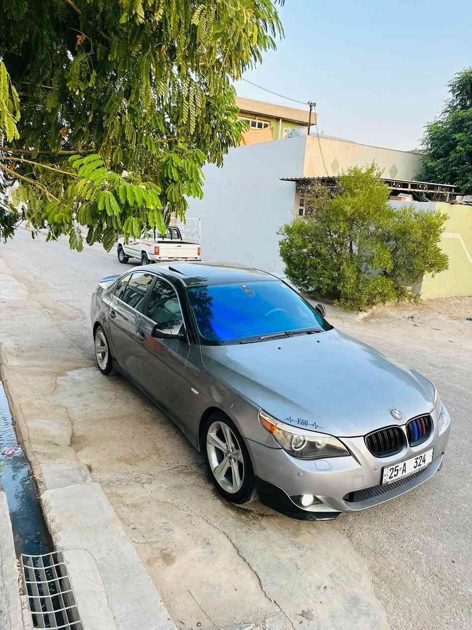 Bmw e60 530i 2004 بیلاد نۆزڵ کورت گێر و مەکینە و تەقە و رەقە بەشەرت حیزام بۆیاخە لەسەر ساخی تەنیا یەک بستێ چاملغی دوای سایەق لێدراوی هەیە بەبێ ناو گرتن تایەی تەقیوە لێی داوە باقی هەموو گیانی بەشەرت سەیارەکە فول جوانکاری بۆ کراوە سەیارەی دەستی خۆمە هی مەعرەز نیە چوار تایەی لۆکی دوو سایزی لەسەرە ویل ١٧ دوو سایزە  تاخم پێش و دوا تازە دا گیراوە دەبڵەکانی تازە گۆراوە جوتێ لایتی ئەمریکی لۆکی لەسەرە زۆر بە قوەت و جوان تەنیا لایتەکانی ٣٠٠$ پێ دراوە تەبرید سارد و گەرم بەشەرت  لەسەر سویچ ئیش دەکات سەیارەکە مەسرەفی هیچ تێ نیە تا بڵێی سەیارەیەکی جوان و پاکە ماشاء الله، مواسەفاتی خۆی دیارە تەنیا بەسمە و پەردە نیە رەقەم و سەنەوی و هەزەی هەموو نوێیە بەناو خۆمە تەحویل بەشەرت بە ٣ سەعات تەحویل دەبێت کۆبۆنی بەنزینی هەیە نرخی ١١٠ گەڵا و مەعمەلە گەر کڕیار نیت سەرمان مەیەشێنە تکایە *********** واتساپ و هەموو شتی لەسەرە 

للبيع

BMW E60 530i موديل 2004، مكينة وقير بحالة ممتازة، السيارة نظيفة جداً ومكفولة من ناحية المكينة والقير، وما عليها أي صرفية تُذكر.

السيارة مصبوغة بالكامل وبشكل ممتاز، وهي سيارة شخصية وليست معرض. فيها فقط ضربة بسيطة على الشاصي من جهة واحدة بسبب حادث سابق، بدون تأثر باقي أجزاء السيارة، وتوجد تاية واحدة متضررة من الضربة.

السيارة مجهزة بالكامل:

* 4 تايرات لوكي بمقاسين، أمامي وخلفي.
* جنوط 17 إنچ بمقاسين.
* تايرات أمامية وخلفية جديدة.
* الدبلات جديدة.
* زوج ليتات أمريكية لوكي، قوية وجميلة جداً، سعر الليتات وحدها 300$.
* التبريد والتدفئة تعملان بشكل ممتاز وعلى السويتچ.
* السيارة فول مواصفات.
* جميع أوراق السيارة جديدة: الرقم، السنوية والهزة.
* السيارة باسمي، والتحويل مضمون.
* تحويل الملكية يتم خلال 3 ساعات.
* موجود كوبون بنزين.

السعر: 110 ورقة
المعاملة على المشتري.

إذا جاد بالشراء اتصل أو واتساب:
***********

الرجاء عدم مراسلة أو الاتصال إذا لم تكن جاداً بالشراء. كركوك, العراق
