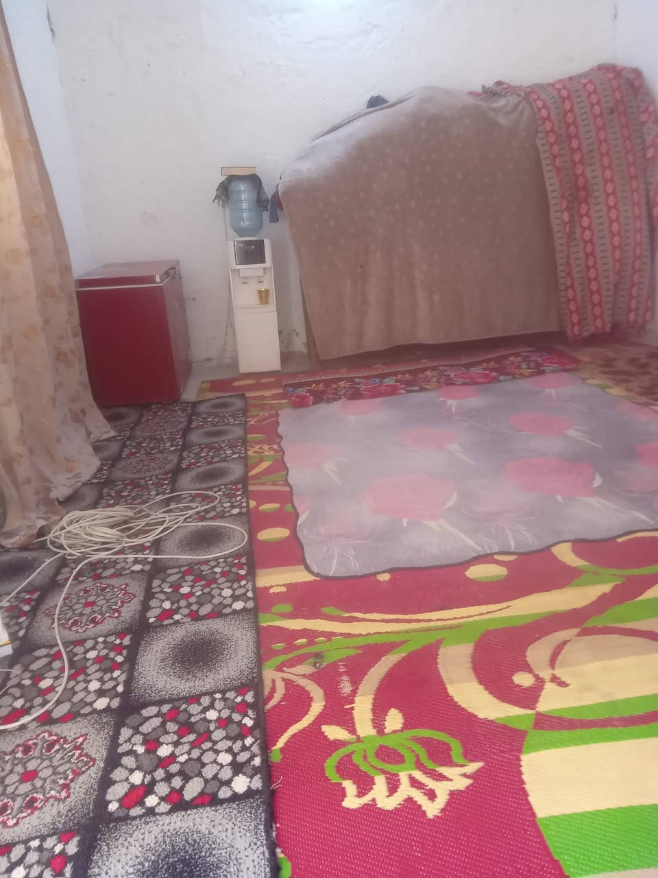 السلام عليكم بيت حواسم لبيع بالعراضات بناء جديد البيت كله عكاده مساحه ٢٠٠ متر وياه عرصه ١٠٠ متر بصف البيت والبيت يتكون من استقبال وغرفه وصاله ومطبخ والصحيات داخليه وخارجيه والبيت مامعوض ونظيف بالعرضات والله بناء جديد سعره ١٦ مليون وبي مجال والموشراي لايكسر بسعر البيت للاستفسار الاتصال على الرقم ***********. الله شاهد البيت نظيف ومامعوض  ماعليه  كص والمنطقة هدؤء يعني امن وروح وين متريد امان كلش والله العظيم والجيران خوش ناس
