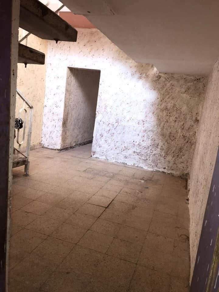 بيت للايجار يتكون من
غرفة نوم وحدة 
هول 
حولي صغير 
ومطبخ 
حمام تواليت 
كراج 
الطابق ثاني بيتونه صغيرة وسطح
 اي تفاصيل ثانية اتصلوا ع الرقم *********** بي واتساب 
سويب شارع باريس قرب الوكيلة
