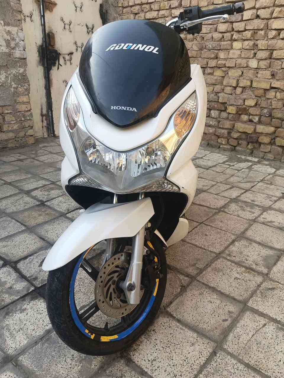 السلام عليكم pcx جيل الاول ياباني مكينه 150
دراجه نضيفه ماشيه 44 الف دراجه كامله 
مكينة مكفوله برغي ما مفتوح بيه 
نقصه واير كيلومتر بس كهربائيات كله شغاله 
اي نقص مابيها كفرات اصليه نضيفه 
عارضه ب1300 وبيه مجال مكاني الشعله 
الشراي يتصل ***********
