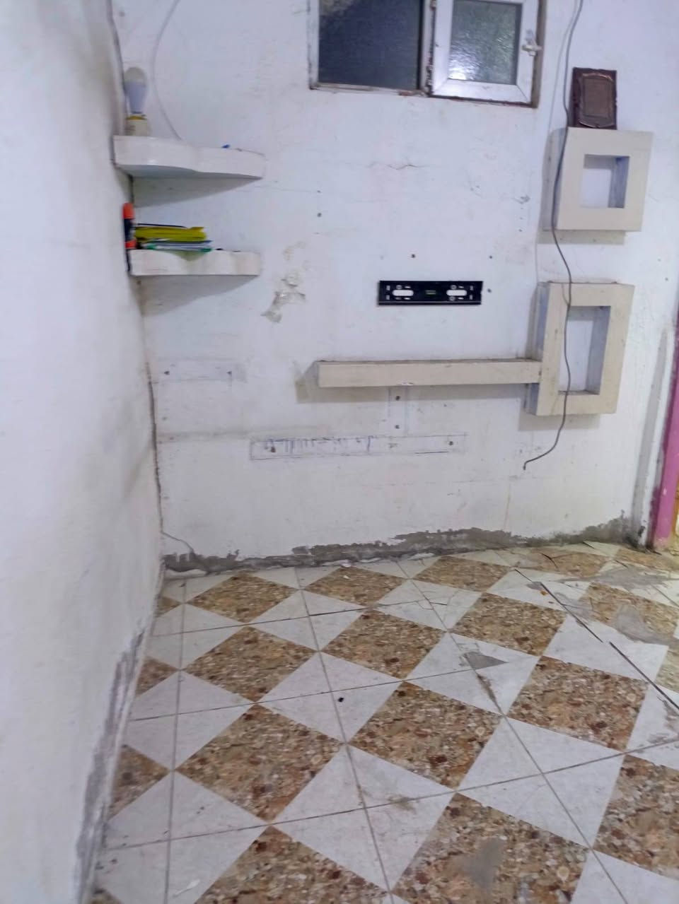 بيت للايجار في حي لمكرمة مكتب رشيد  موقعة كلش حلؤ يم لمدارس وقريب  علسوك لمسكف  وعلشارع لبيت 65 متر غرفة 6 مترات طولهة جبيرة كلش وصالة زغيرة ومطبخ  وصطح بي تخاريج اجارة 250  قفل للستفسار لاتصال علرقم هذا ***********
