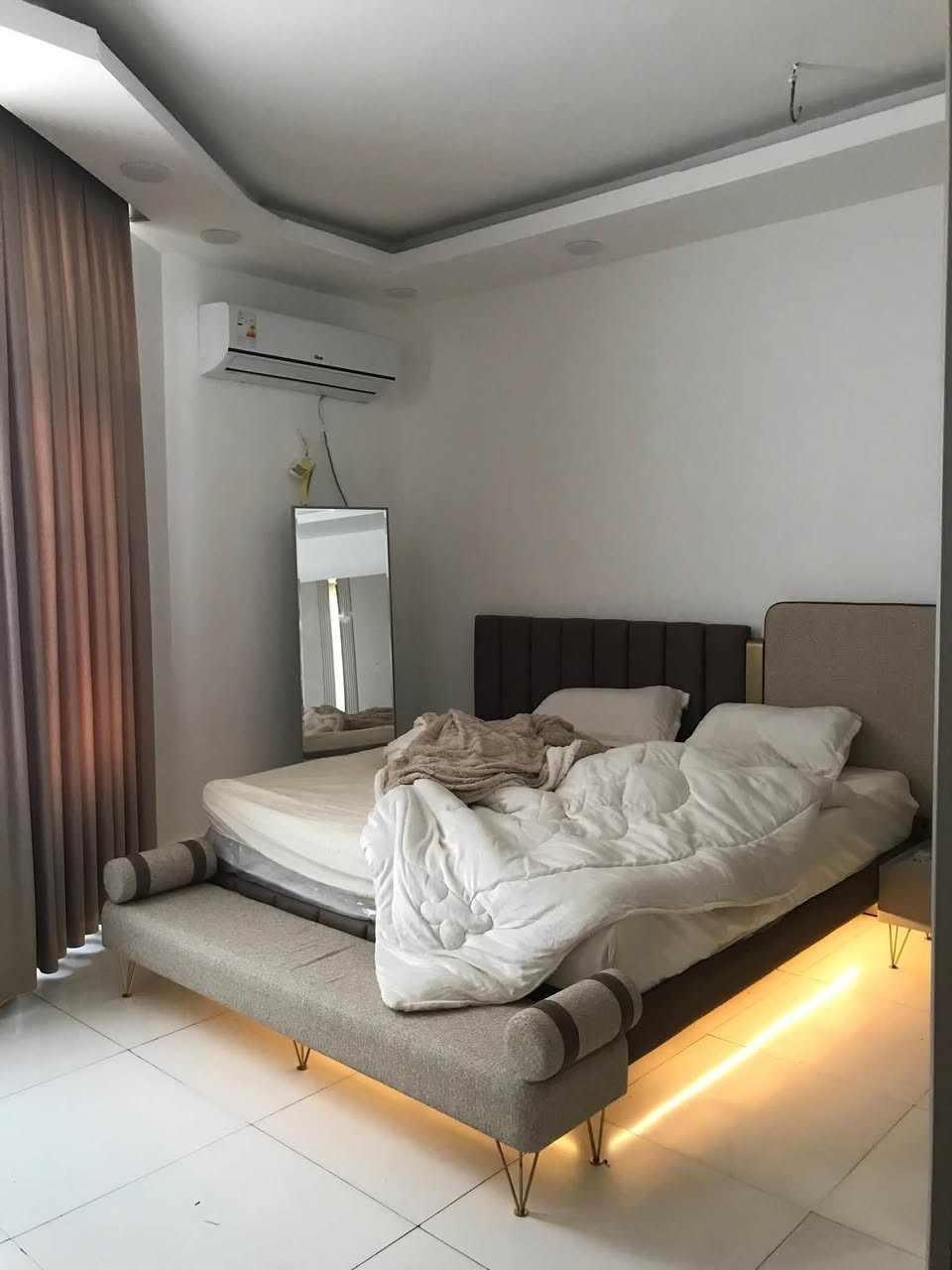 السلام عليكم
🏠 بيت للبيع في كربلاء – حي الإطارات

📍 الموقع: كربلاء – حي الإطارات، قرب مدرسة بطل خيبر.

📐 المساحة: 100 م²
🏗️ سنة البناء: 2019
🏠 طابق ونصف – بناء درجة أولى
🔨 كونكريت مسلح وطابوق جمهوري

✨ تفاصيل البيت:

🔹 الطابق الأول:

• غرفة نوم
• صالة معيشة
• استقبال مفتوح على الصالة، مع باب دفتري للفصل بينهما
• مطبخ
• صحيات عدد 2 
• أرضية كاشي
• الجدران سيراميك وبياض

🔹 الطابق الثاني:

• غرفة نوم
• صالة
• حمام
• سطح داخلي
• أرضية بورسلين درجة أولى
• الجدران بياض

الخلاصه:
• مجموع غرف النوم: غرفتان
• مجموع الصحيات: 3
• جميع أبواب البيت من تسكام عراقي درجة أولى
• البيت كامل وجاهز للسكن، ولا يحتاج إلى أي إضافات

💰 السعر: 150 مليون دينار عراقي
للعلم البيت يباع حصراً من صاحب الدار وليس عن طريق دلال او مكتب 

📞 للاستفسار والاتصال:
***********

📌 للجادين فقط، يرجى الاتصال على الرقم أعلاه.
