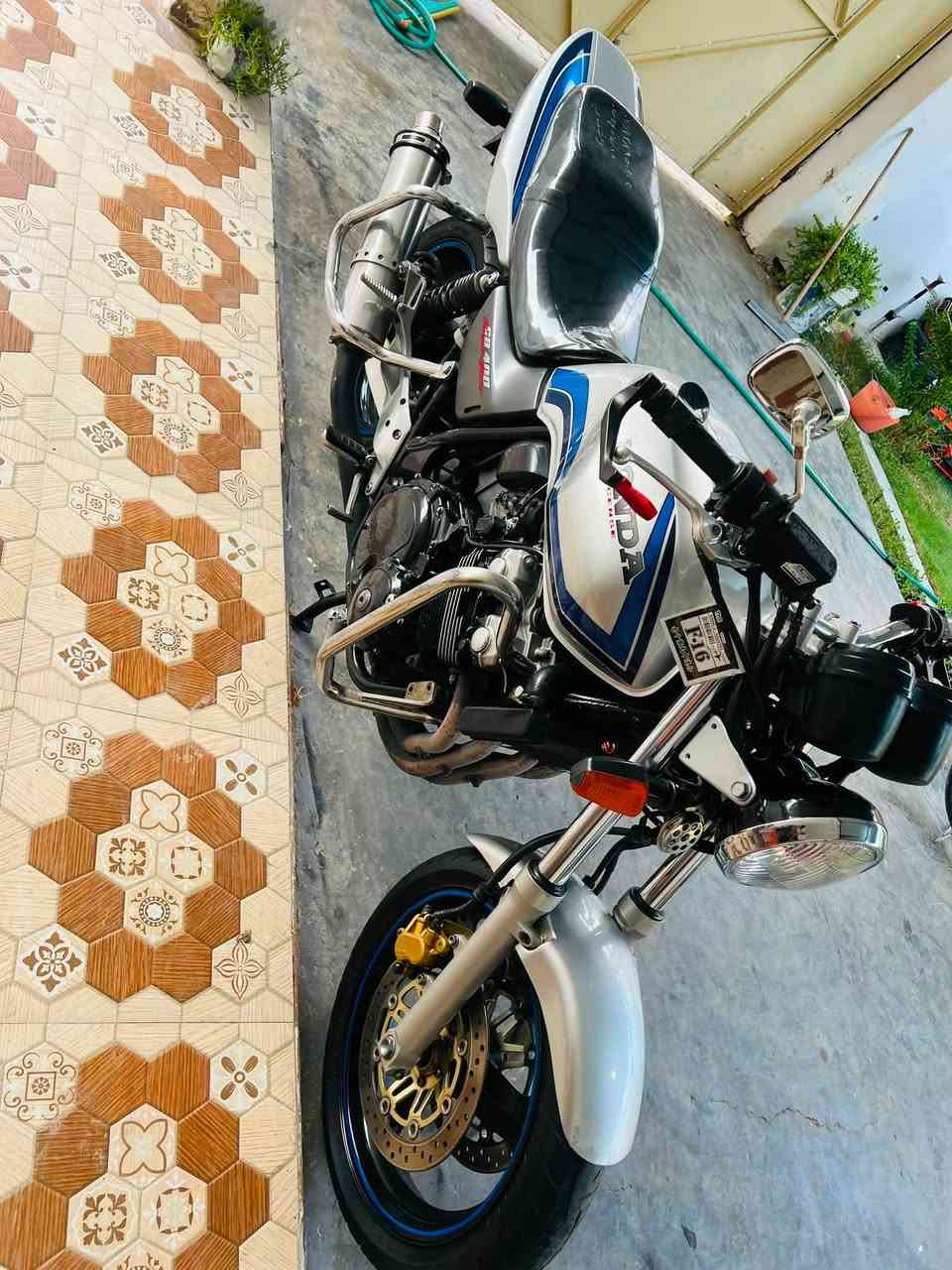 سلام عليكم  
CB400 
جيل الثاني كفاله عامه مال رمبه 

بعدهه عله وضع شركه متصرف 

عليها لو ربع  بدون اوراق وبدون رقم  سعر 15 ونص 
عنوان رمادي تاميم  المؤشراي لا يراسل ولا يتصل 

***********
