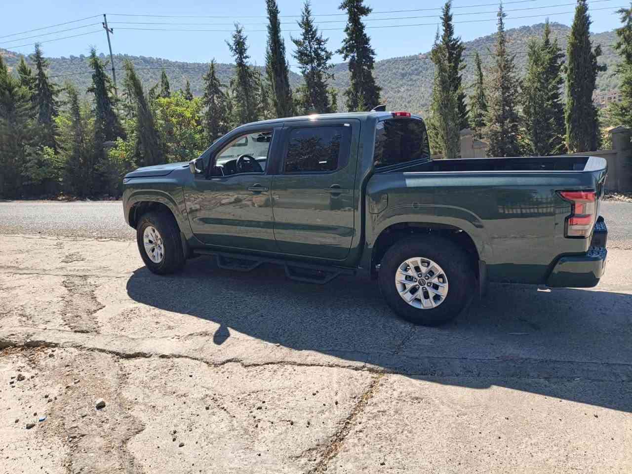 **بۆ فرۆشتن 🚨**  
**Nissan Frontier 2024 - 4x4**  
مۆتۆر: 3.8L V6 - 310HP  
گێر: ئۆتۆماتیک 9 گێڕ  
ئۆپشن: CarPlay بێ وایەر, کامێرا, Cruise Control  
حاڵەت: زۆر پاک 
**نرخ:** [نرخی  21000$]
بویاخ. دەرگە + جەمەلوخ  
**شوێن:** دهۆک  
**پەیوەندی:** *********** - 
KENDAL TRADING

نص مكتوب في الصور:
- PLC auction