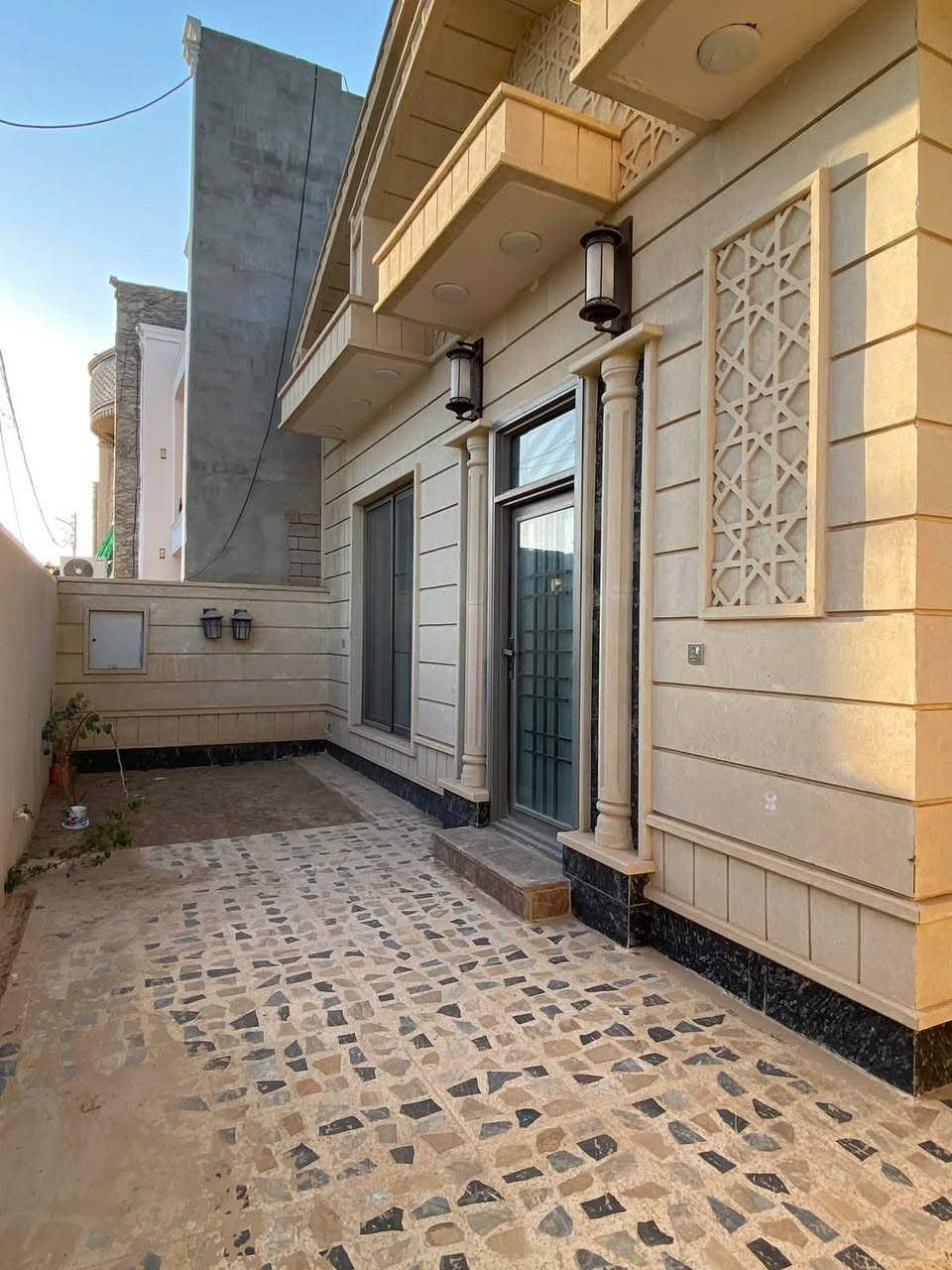 السلام عليكم للبيع دار بتكريت الديوم التوحيد🏠
مساحته 200متر 10م في 20م شارعه 15متر🛣️
غرف نوم واسعه 2 وأستقبال ومطبخ حار وبارد☑️
وصاله واسعه وحمام و 2صحيات وكراج وحديقه🏕️
واجهيه حجر وسحب مغربي ونظام دكتات بالكامل✔️
الدار شغل جناي درجه أولى وسعره مناسب بالنسبه🏗️ لموقعه ايضاً قريب جداً من شارع 60 الرئيسي☑️
للأستفسار أكثر مراسله الخاص أو مراسله الواتساب📲. ***********
او مراسلة الصفحة

