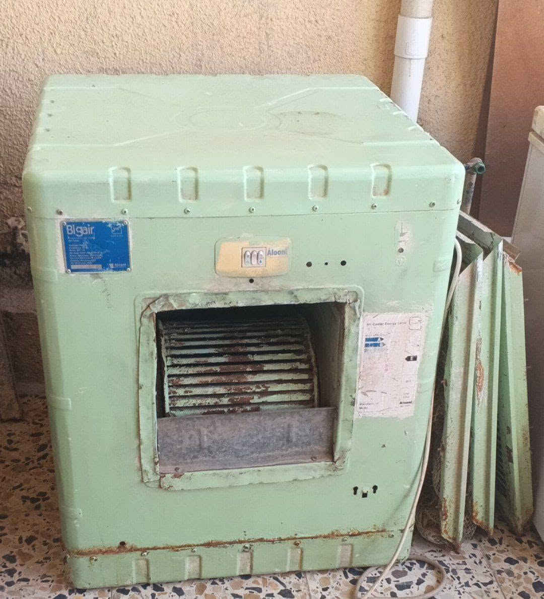 مبردة الونا حجم 2.5 نظيفة السعر100  وبيها مجال للاستفسار الاتصال بالرقم ***********

