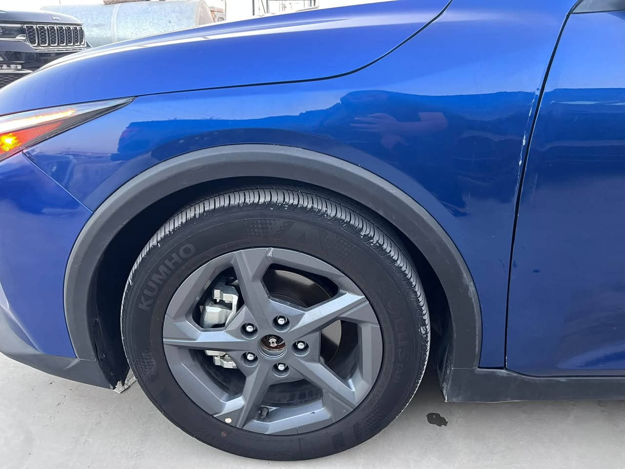Kia 
K4 
دخول جديد 
بدون رقم 
ماشية 2700mi 
حادث بنيد مبدل ومصبوغ وبارد بين الباب وجامرلغ السايق 
ايرباك ستيرن فقط 

السيارة زيرو دهن شركة بيها تصليح درجه اولى 
 
تشغيل عن بعد 
رادار امامي 
رادار خلفي 
رادار جانبي 
توقف ذاتي امامي خلفي 
تحديد مسار 
قيادة الية 
كروس سرعه 
انظمة قياده 
صندوق كهرباء 
دخول ذكي 
ترحيب بل ابواب 

السعر (138 ) وبيها مجال بسيط 
ديالى بعقوبة 
***********
