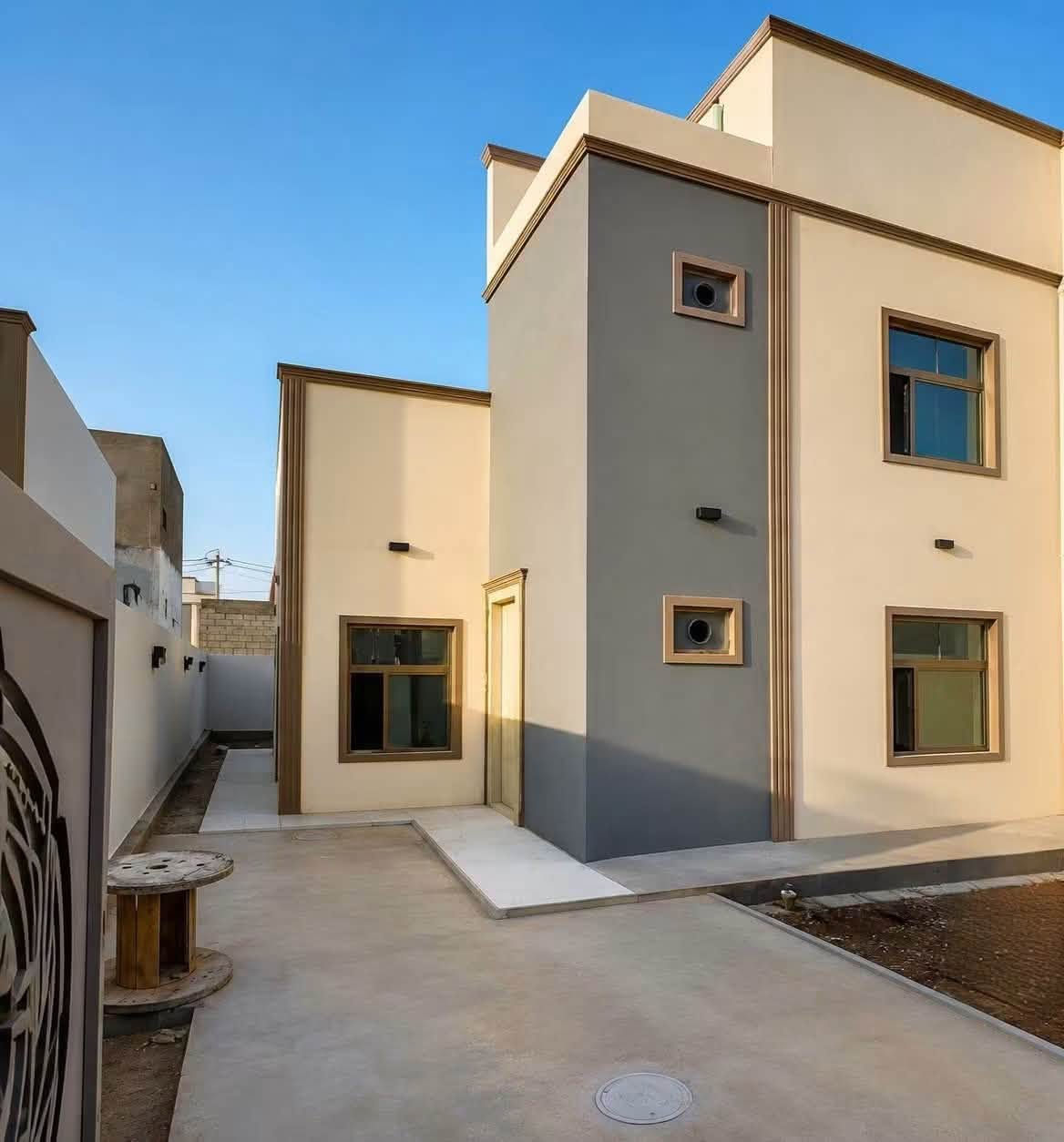 🏘️ دار في مجمع الأميرات 2 السكني
💰 مقدمة مناسبة، والباقي 28 مليون فقط على المصرف
المساحة 200متر، جاهز للسكن فورًا 

التفاصيل الدار يتكوّن من:
• طابقين – بناء درجة أولى
• غرفتين نوم - استقبال واسع
• مجموعة صحيات
• مطبخ حار وبارد
• كراج للسيارات - حديقة أمامية وجانبية

🔵اكتب /تم/ وتجيك التفاصيل كامل🔵

تواصل على ارقام 

☎️ ***********  ☎️  *********** 

◾ عنوان المكتب: الاميرات القديمه مقابيل مجمع كرار مجاور صيرفةسدير [مكتب للوساطةالعقارية]نستقبل كافة عروضكم في المجمعات السكنيه وعرصات و النقابات و الأحياء

رابط بيج فيسبوك لمتابعة كل عروض
https://www.facebook.com/share/1HoHska1Xh/?mibextid=wwXIfr

