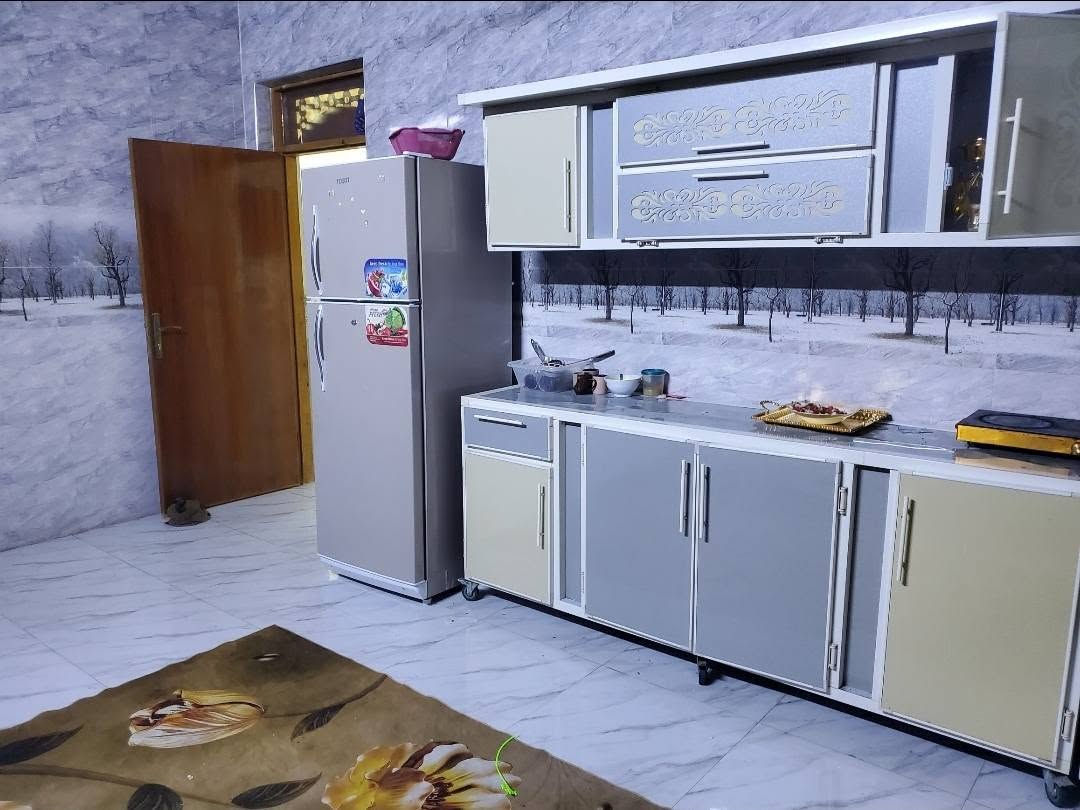 بيت للبيع طابو زراعي زراعي حي الجامعه مساحه 200م مشمول بالتطويب مرقم يحتوي على 2 غرف صالة مطبخ استقبال صحيات داخليه وخارج وكراج سياره مرتفع عن الشارع العنوان حي الجامعه نهاية شارع 20 للاستفسار اتصال ***********
