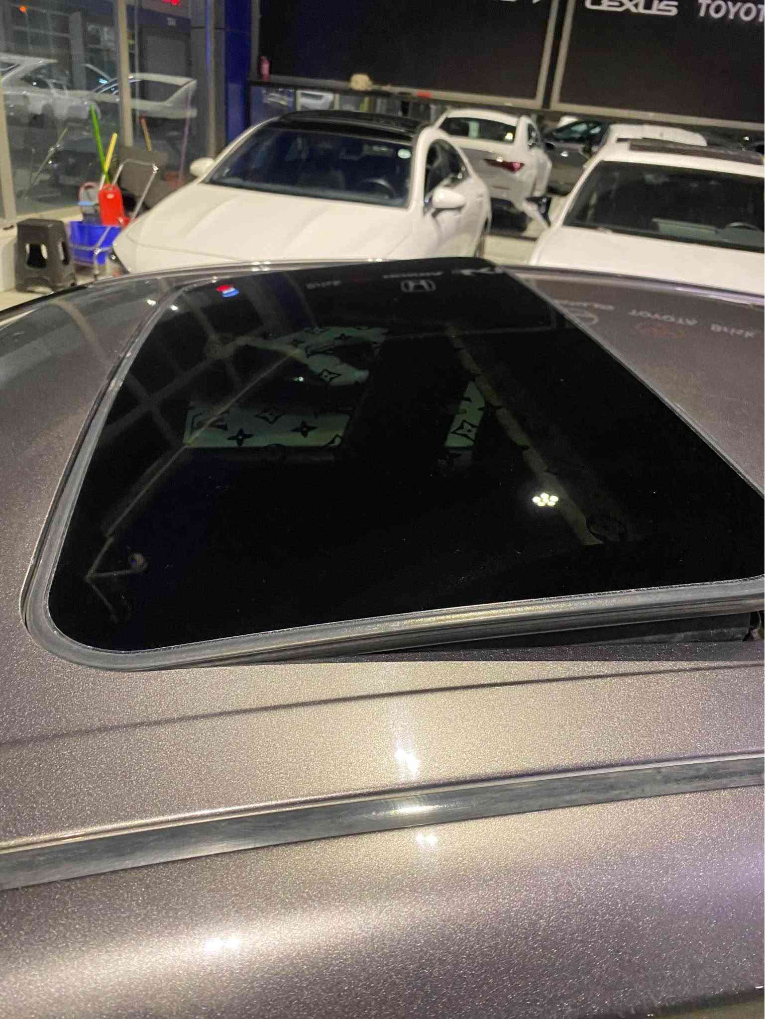 🔥 TOYOTA CAMRY SE 2020 🔥
🚘 كامري SE موديل 2020
✅ Clean Title – كلين تايتل
🎨 لون خارجي رمادي غامق مميز
🖤 داخلية سوداء
🛞 جنوط SE رياضية سوداء
🌙 فتحة سقف
✨ سبويلر خلفي رياضي

• محرك 2.5 لتر 4 سلندر
• قوة تقريباً 203 حصان
• قير أوتوماتيك 8 سرعات
• دفع أمامي FWD
• وضعية قيادة رياضية Sport Mode
• تشغيل بصمة/زر تشغيل
• مثبت سرعة
• تحكم بالمقود
• شاشة وسطية
• كاميرا خلفية
• حساسات ومواصفات أمان تويوتا
• نظام تنبيه ومساعدة المسار
• نظام فرملة طوارئ
• مثبت سرعة متكيف
• أنوار أوتوماتيك
• مرايات كهربائية
• مقاعد أمامية كهربائية
• داخلية SE رياضية
• دبل عادم خلفي رياضي

🔥 SE — شكل رياضي، قيادة ممتعة، واقتصادية بنفس الوقت

سيارة حيل نظيفة بدون ملاحظات 
مكفولة كفالة عامة 
گير و محرك دواخل و كهربائيات مكفولة 
تحويل وكالة و غرامات ب شرط سيارة ب أسمنا 
ماشية ١٢٩ الف ميل تقريباً 
ب سعر بلاشش 
سعرها 187$ ورقـــة و بيها مجال 🔥
للأستفسار اتصل على هذا الرقم 
كورك-واتساب
*********** Singapore
