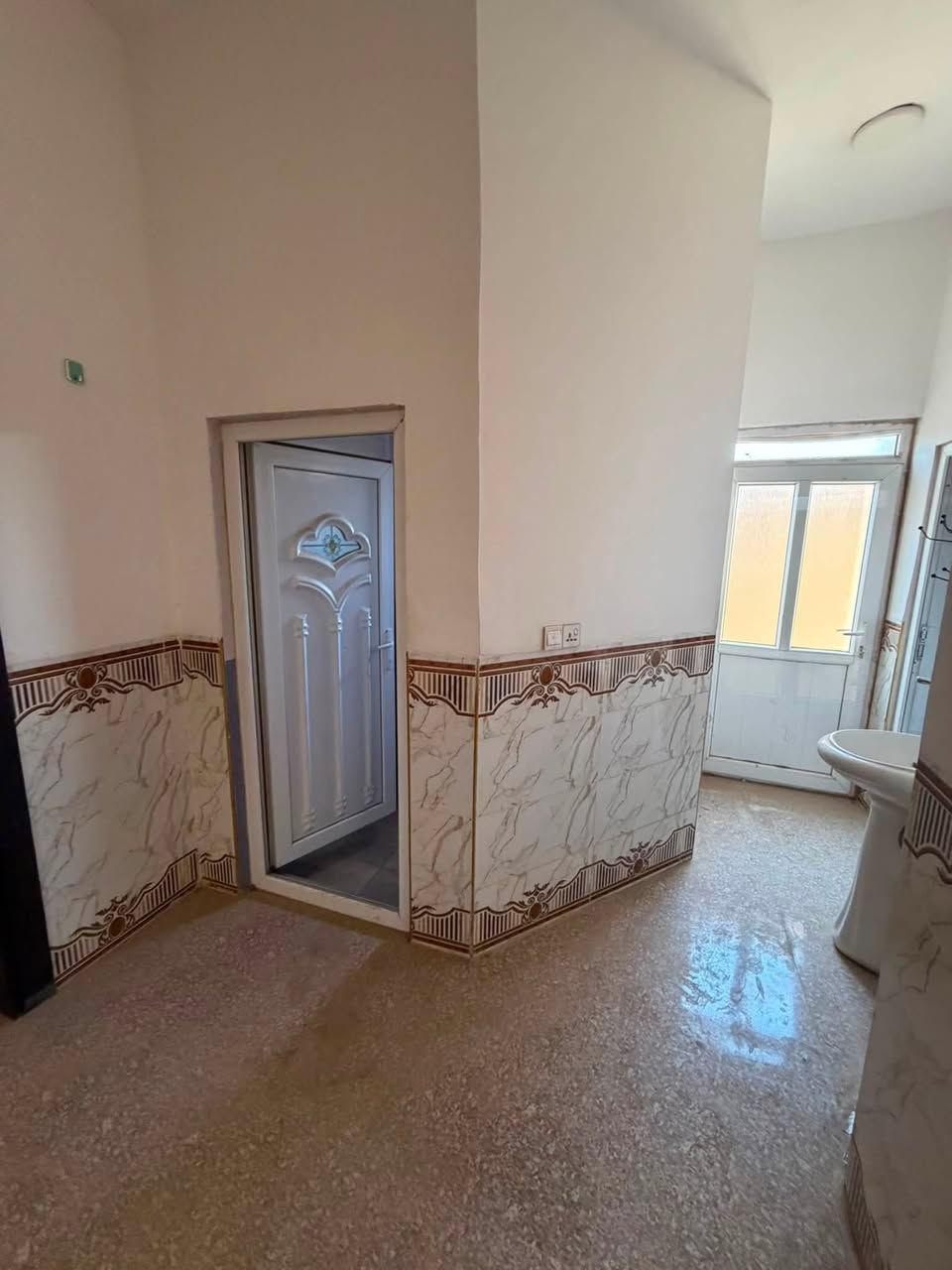 دار الايجار الديوم منطقة توحيد
مساحه /200 متر طابق واحد 
مكون من غرفتين نوم 
صاله استقبال 
مطبخ حار بارد 
كراج حديقه 
صحيات داخليه وخارجيه 

***********
