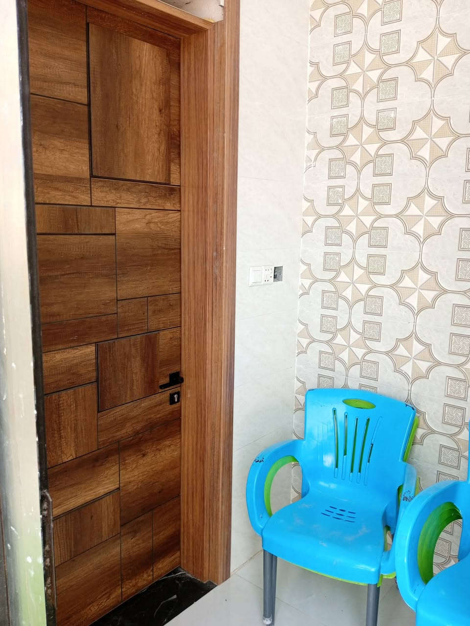 دار للبيع طابو زراعي 360م حي الحوراء قرب الحسينيه مساحه 360م ركن 3شوارع عرض الشارع 7م طابقين الاول يتكون من غرفتين واستقبال وصاله ومطبخ حار وبارد مع مجموعتين صحيات  مع منور وكراج واسع مع حديقه كبيره علما الطابق الثاني غرفتين غير مسقف مساحة البناء 250 م للاستفسار ***********
