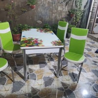 ميز طعام • نظيف • زعفرانية