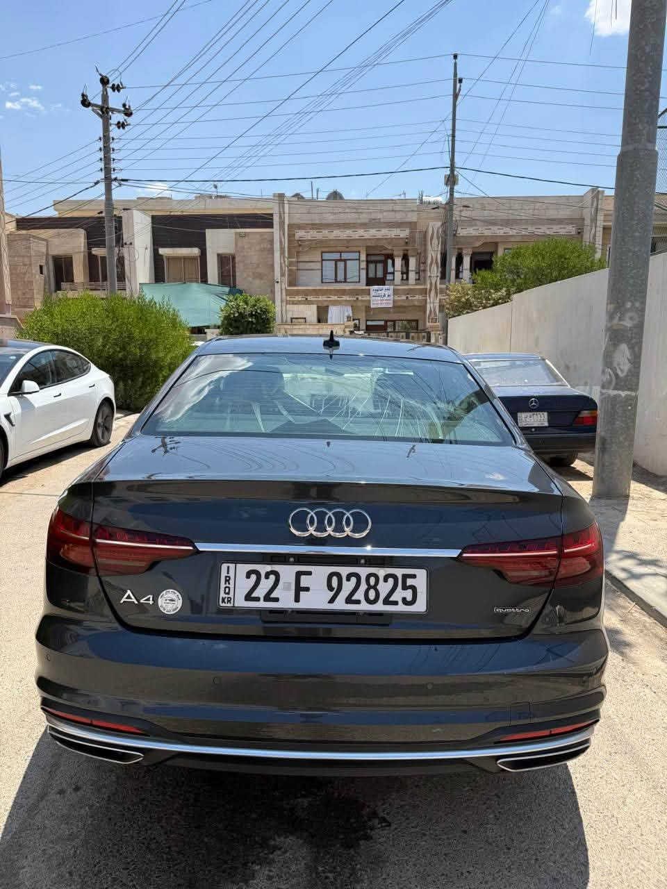 للبيع 2022  Audi A4 TFSI Quattro Premium 
السعر:170 ورقه وبيها مجال
* المحرك: 2.0 TFSI تيربو 4 سلندر
* القوة: 261 حصان
* ناقل الحركة: S tronic أوتوماتيك 7 سرعات
* نظام الدفع: Quattro رباعي
* تسارع 0-100 كم/س: 5.8 ثانية تقريباً
* فتحة سقف كهربائية
* كاميرات أمامية وخلفية
* حساسات أمامية وخلفية
* شاشة معلومات وترفيه كبيرة
‏* Apple CarPlay و Android Auto
* تشغيل بصمة وستارت/ستوب
* مثبت سرعة
* مقاعد جلد
* تكييف أوتوماتيك ثنائي المناطق
* إضاءة LED أمامية وخلفية
* مرايا كهربائية مع طي كهربائي
* جنوط ألمنيوم رياضية
* نظام مانع انزلاق وثبات إلكتروني
* وسائد هوائية متعددة
* نظام مراقبة ضغط الإطارات

السيارة بحالة ممتازة، محرك وگير وشاصي بحالة جيدة، جاهزة للفحص.
عدد الكيلومترات: (50 الف)
اللون:(اسمنتي)

الاضرار:
جامغ ايمن معدل بارد
وجاملغ ايسر بي طعجة معدلة والشخوط مصبوغه تكحيل

موقع السياره اربيل 
الرقم:***********
