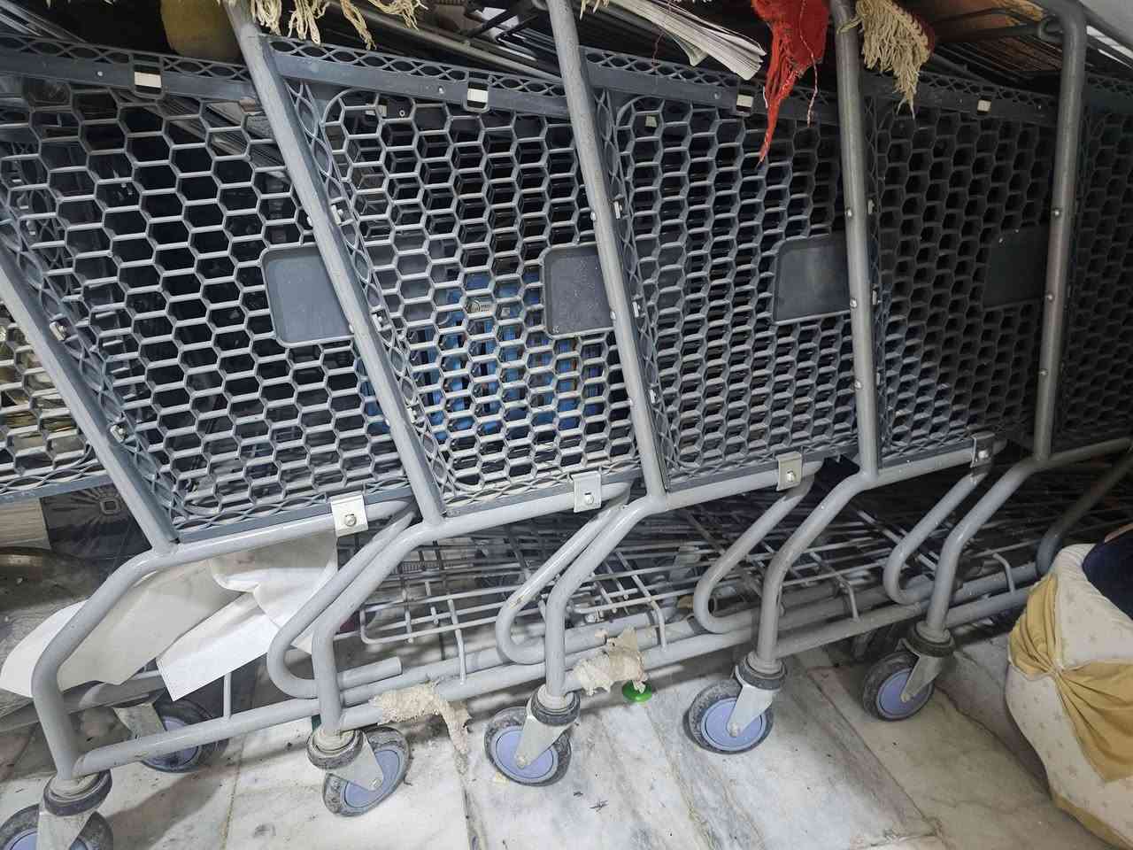 من رخصت صاحب الكروب يتوفر عربانة تسوق مال اسواق البيع العدد ٦ رقم تلفون ***********
