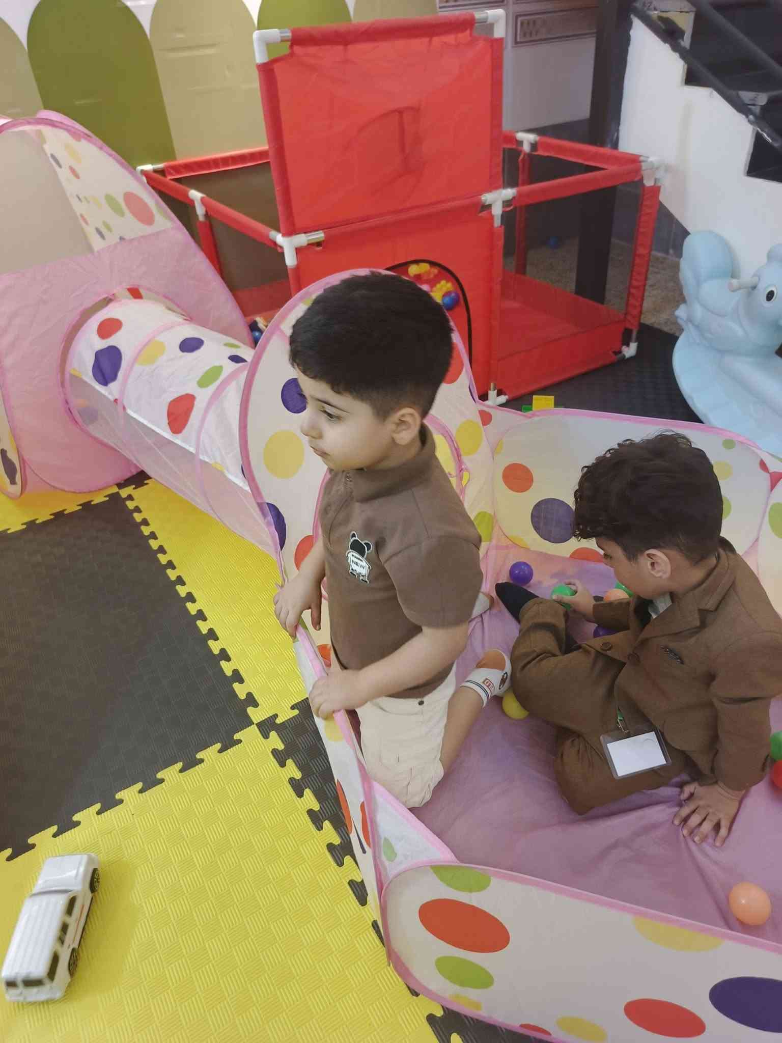 ضحكات أطفالنا الحلوين تملأ روضة الفجر فرحًا وحياة 💕🌸
هنا اللعب، والمرح، والتعلّم بكل حب 🥰
📍 الموقع: الدورة – البوعيثة – شواطئ دجلة – فرع زنود الست الحمداني
📞 ***********
📞 ***********
