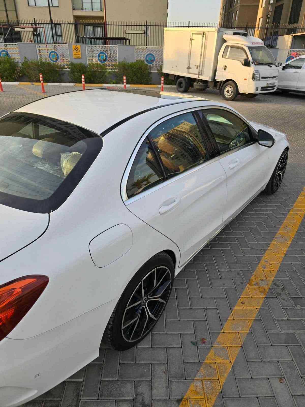 السلام عليكم 
للبيع c300 2018 وارد امريكي 
المواصفات تقريبا فول عدا الدبل ماوس 
حادثها الصندوق والجاملغات الخلفيه الباقي مكفول 
الحوض بي تصليح فقط بدون كص او صبغ  وصور الحادث مرفقه بالمنشور  ورقم الشاصي 
محرك السياره مجفت كامل جديد درجه اولى وبعده تحت الضمان يم شركه برابوس ومسويلها ادامه كامله 
امبدله دعاميه AMG  ووياله وتايرات جدد مال الشكل 
الجديد الداخل البلاد جلد اسود ومغير بدبي للاحمر 
رقم اربيل باسمي الهزه منتهيه  تحويل فقط 
السعر 18000$ وبيها مجال جدا بسيط 
مكانها بغداد حي الجهاد
***********

نص مكتوب في الصور:
- Mercedes-Benz C 300 2018 White 2.0L 4 vin: 55SWF4JB0JU253935 Final bid: $14800