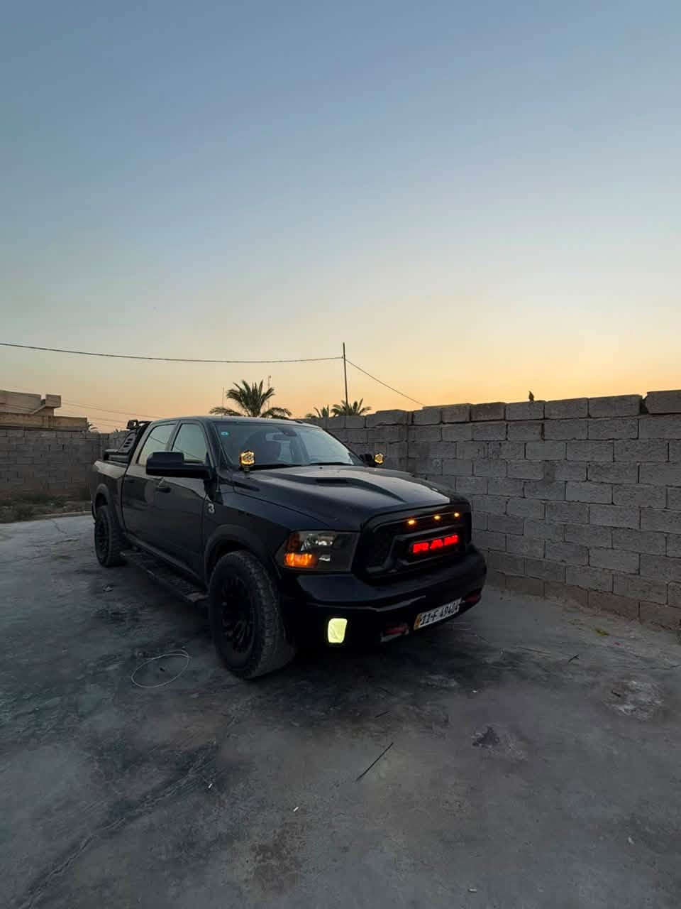 سلام عليكم سياره البيع 
رام كلاسك شكل الريبل موديل 2022ماشيه43 الف  مكينه V5700  8وقبل الزايده ألون اسود باب طويل بدي قصير المرغوب  سياره معدله  عليه محجر بدي سعره 650 الف  وشاشة جبيره  تدعم نضام كار بلي  واندريو اوتو و معدله هم من امريكه اثنين ونص انج مع ويل وتاير جبلي   فور ويل دبل اكسل حادث سياره جاملغ وبنيد وبدلات نفس ألون وبيهه ايربك دركه ودشبول وبل تكمه صارت طعجة من تحميل وتعدلت عل كده  فقط التكمله مكانين بارد بس وداخل مشمشي وعلية ومنضومه لايت 250$ دولار وبلوجكتر كشاف سعر هن 150$ دولار
صور الحادث خاص سيارة مرتبه ومتعوب عليه والحمدلله وبلعافيه الي تصير من نصيه رقمي *********** عنواني بغداد
