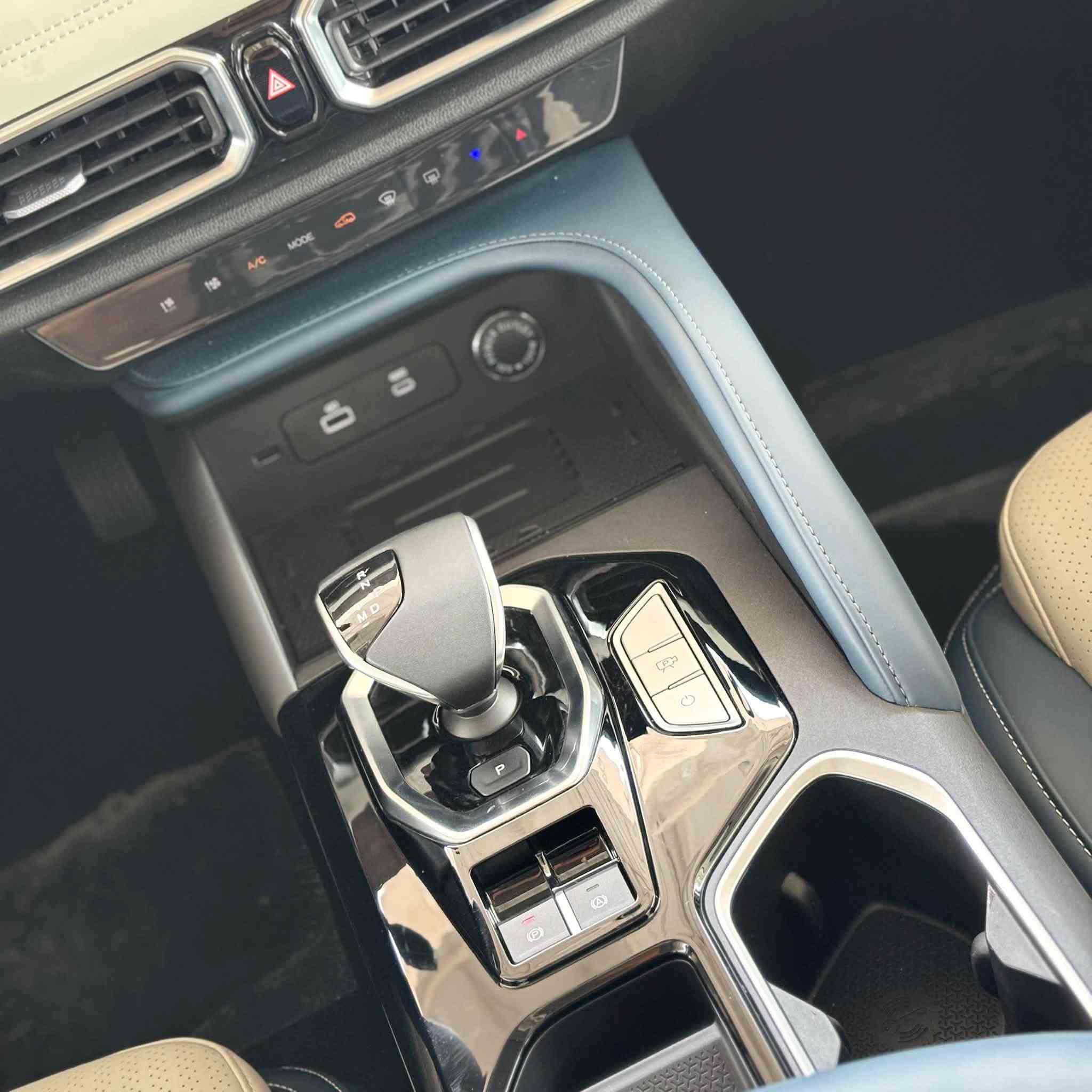 JETOUR X50 ——2027 ——
▪️ الفئة LUXURY 
▪️ ضمان شركة هارلم ✔️
▪️ المحرك 1.5 لتر تيربو
▪️ مستخدم 1,000 KM 
▪️ حساسات امامي + خلفي
▪️ تشغيل بصمة 
▪️ لد امامي خلفي 
▪️ شاحن لاسلكي 
▪️ مقاعد كهربائية

***********
