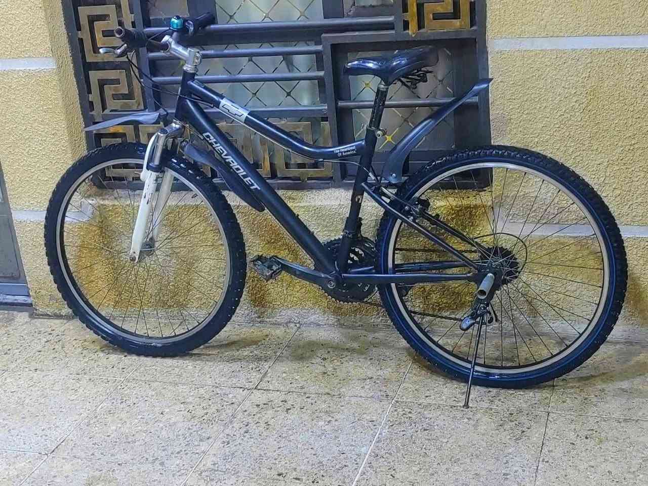 💯 بايسكل جبلي نضيف جدا💯(حجم26) 
صناعة💥شركة شيفروليت العالميه💥(شعارها بالصوره) 
دبلاته شغاله وبي حمالات وجاملغات وجرس👌
مابي اي عطل عدا الگير✅
🌹مكاني بغداد البياع ***********🌹
السعر120 فقط🔥وبي مجال للشراي🔥
