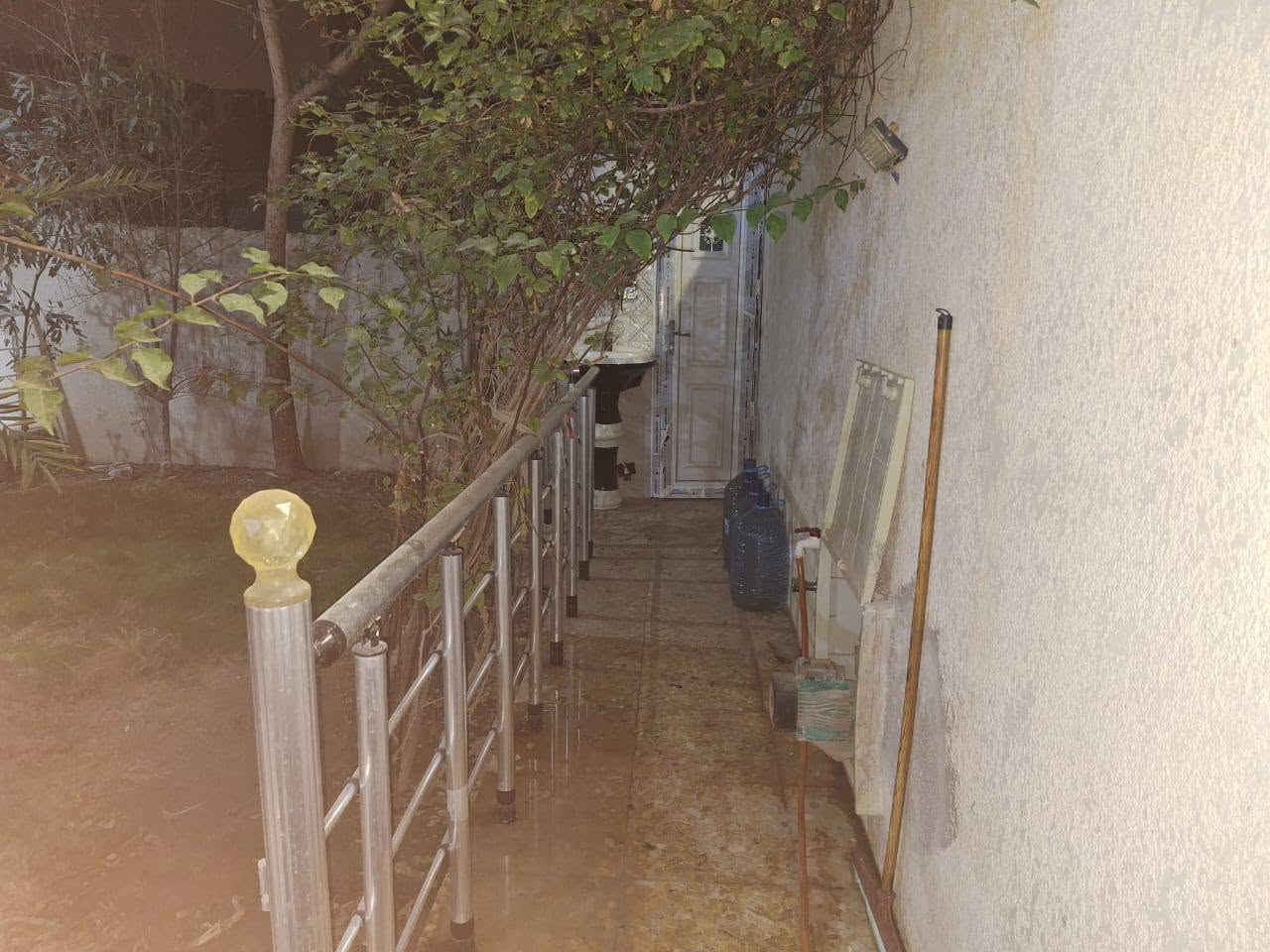 سلام عليكم دار لبيع ابي خصيب فيه النعمه زراعي عراقي.       سند 25 مساحه 150مع الفضله يصير 200م يبعد عن الشارع ب 100م البيت ع نهر يحتوي ع غرفتين وكراج وحديقه واستقبال ومطبخ وصحيات خارجيه وداخليه مع موزع سعره البيت 133 أي استفسار إتصال او وتساب ***********
