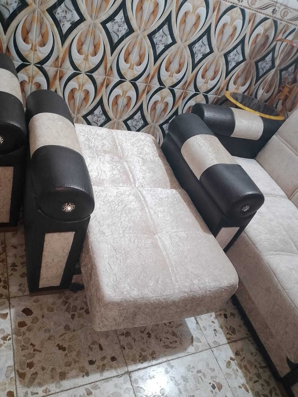 تخم  اخو الجديد وكلش حلو احلاة من الصوره ب الف مره قلاب يعني يصير جربايه كلهن ينقلبن يصيرن جربايه نضافه فول خمس قطع.  12 نفر السعر 325 وبيه مجال العنوان محاويل *********** يرهم مراوس ب سبلت او مكيف محترك وحسب لاتفاق او كاونتر
