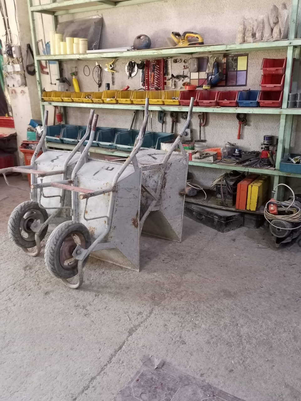 🔧 للبيع ونجات (رافعات) إيطالية الصنع 🔧
✅ حالة ممتازة - نظيفة وشغالة 100%
✅ العدد: اثنين (2)
✅ مع السكل الخاص بيهن والعربانة 
✅ باب أول - جاهزة للاستخدام مباشرة
📍 العنوان: بغداد - المعامل - العماري
📞 للتواصل: ***********
للجادين بالشراء فقط، السعر قابل للنقاش عند المعاينة 👍
