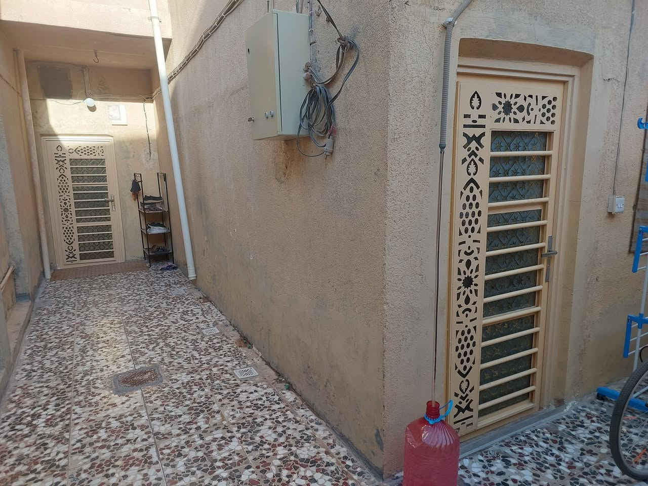 السلام عليكم
بيت للبيع موقعه مميز بحي النصر شريط النصر الاول خلف جامع الجواد عليه السلام بين شارع نصر ميلاد و شارع البانزين خانه
مساحة البيت ١٢٥م واجهة ٦.٢٥م و نزال ٢٠م سقف البيت عكادة محدث سنة ٢٠٢١ تأسيس الماء و الكهرباء و الصحيات والمجاري و السيراميك والسقوف الثانوية والابواب كله جديد نضيف و مرتب مال جناي جاهز للسكن ما تخسر عليه ولا تعمر  
سعر البيت ١٩٥ مليون قابل للتفاوض للاستفسار الاتصال على الرقم *********** او واتساب
