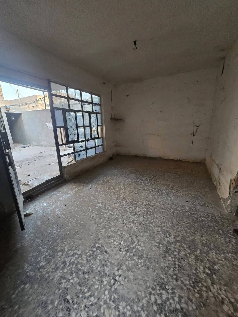 بيت لبيع بشارع المطار الجديد المساحه ١٨٠متر يحتوي على غرف ٢وصاله ومطبخ وطارمه وصحيات  السعر ١٣مليون وبي مجال  للستفسار ***********مكتب بركات ام البنين قرب مثلجات سنبله
