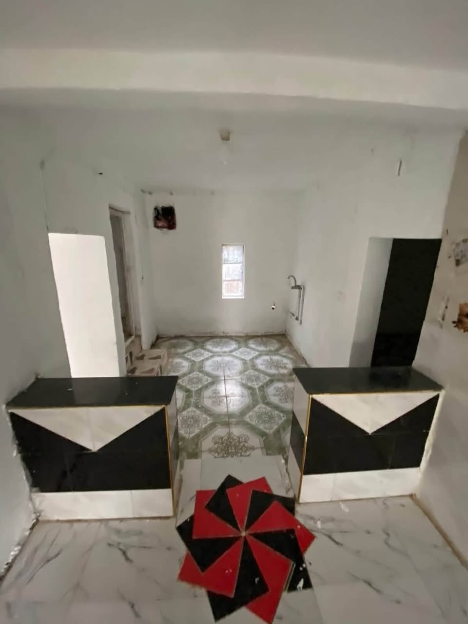 السلام عليكم…
بيت 🏡  ❗️للأجار ❗️
✅محتويات البيت :

المساحة الكليه :م322
🔷طارمه كبيره 
🔷حديقه كبيره 
🔷صاله واسعه 
🔷غرفه نوم عدد 2
🔷مطبخ حار+ بارد 
🔷استقبال كبيره 
🔷مجمع صحيات خارجي 
🔷صحيات داخليه 
🔷ترك + منور 

الموقع 📍السايدين - خلف مرطبات فستقه 

للاستفسار 
***********
***********

او مراجعه مكتب عبدالله الزبيدي للعقار
