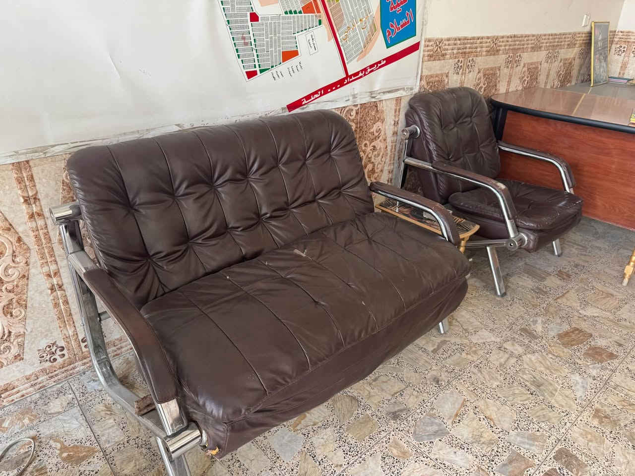 اثاث مكتبي للبيع
ميوزه عدد 2 نضيفات جداً 

تخم قنفات 

مبردة نضيفه وشغاله 

وطبلات عدد 3 نضيفات 

وكرسي مكتبي 

السعر 300 وبيهن مجال 

العنوان تقاطع الدرويش باتجاه مدخل التراث 

*********** 

***********
