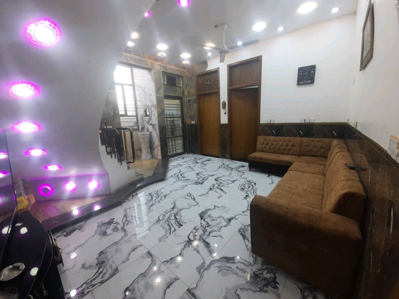 بيت للبيع نقد او بالتقسيط
طابو صرف
بغداد/المحموديه/ حي الشهداء 
المساحه١٣٧ ونص
الواجهه ١٠ متر النزال ١٤ تقريبا
مدخلين، وطابقين
  الطابق الاولل   صاله كبيره ومطبخ وغرفه 
وحولي( هول)
ومنور وحمام مشترك داخلي وحمام مشترك خارجي 
كامل
الطابق الثاني محتاج بياض وكاشي وبوب داخليه يحتوي على ٣ غرف وحمام وحولي 
مجموع الغرف ٤ ومجموع الحمامات ٣ وهول وصاله ومطبخ ومنور السعر ١٤٠٠٠٠٠٠٠ (ميه واربعين مليون)
للتواصل(***********) بي واتساب