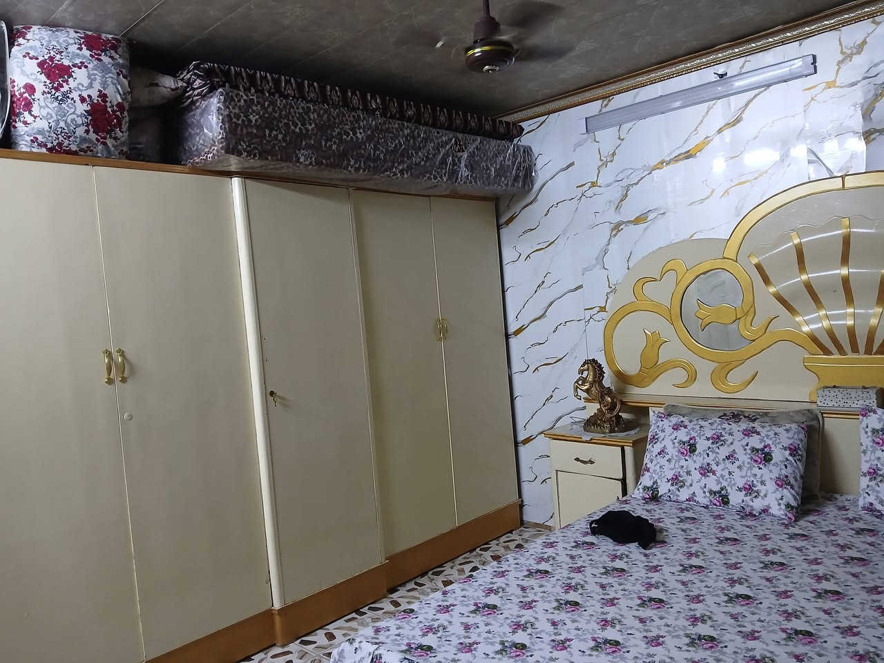 السلام عليكم غرف نوم صاج للبيع البيظه ٣٥٠ وبيها مجال والملحق ٦بوب لون صاجي ٧٥٠ وبيها مجال بسيط جدآ المعرض الابيض والصاجي الواحد ٧٥ طبلات ١٥٠ تخم عشر مقاعد جديد ماخذته ٧٥٠ واريده ٦٥٠ الشراي يجي خاص لويتصل مكاني شرطه الخامسه الدوانم ***********
