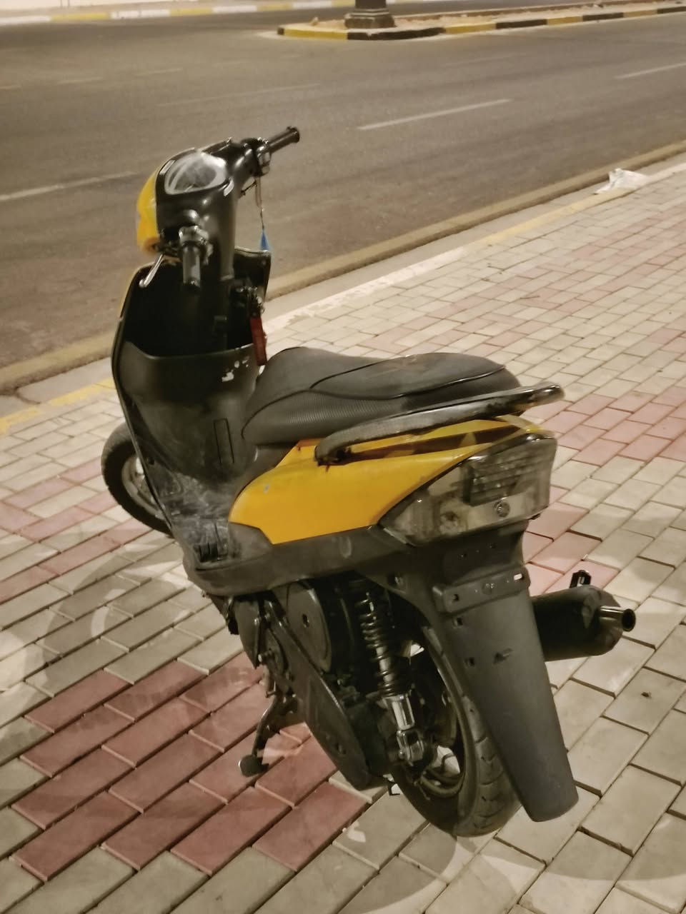 سلام عليكم 
Yamaha RS 100
موديل 2003
لون اصفر جارد 
مكينتهه مبدله ولفات فقط 
صالنصه FM 
سلف 55 
كلج امامي WGK 
كلج خلفي FCS 
وعندي احتياط خلفي WGK 
دراجه نكره سلف اب اي وقت 
سعرهه 800 وبيهه مجال 
رقم تلفوني ***********
