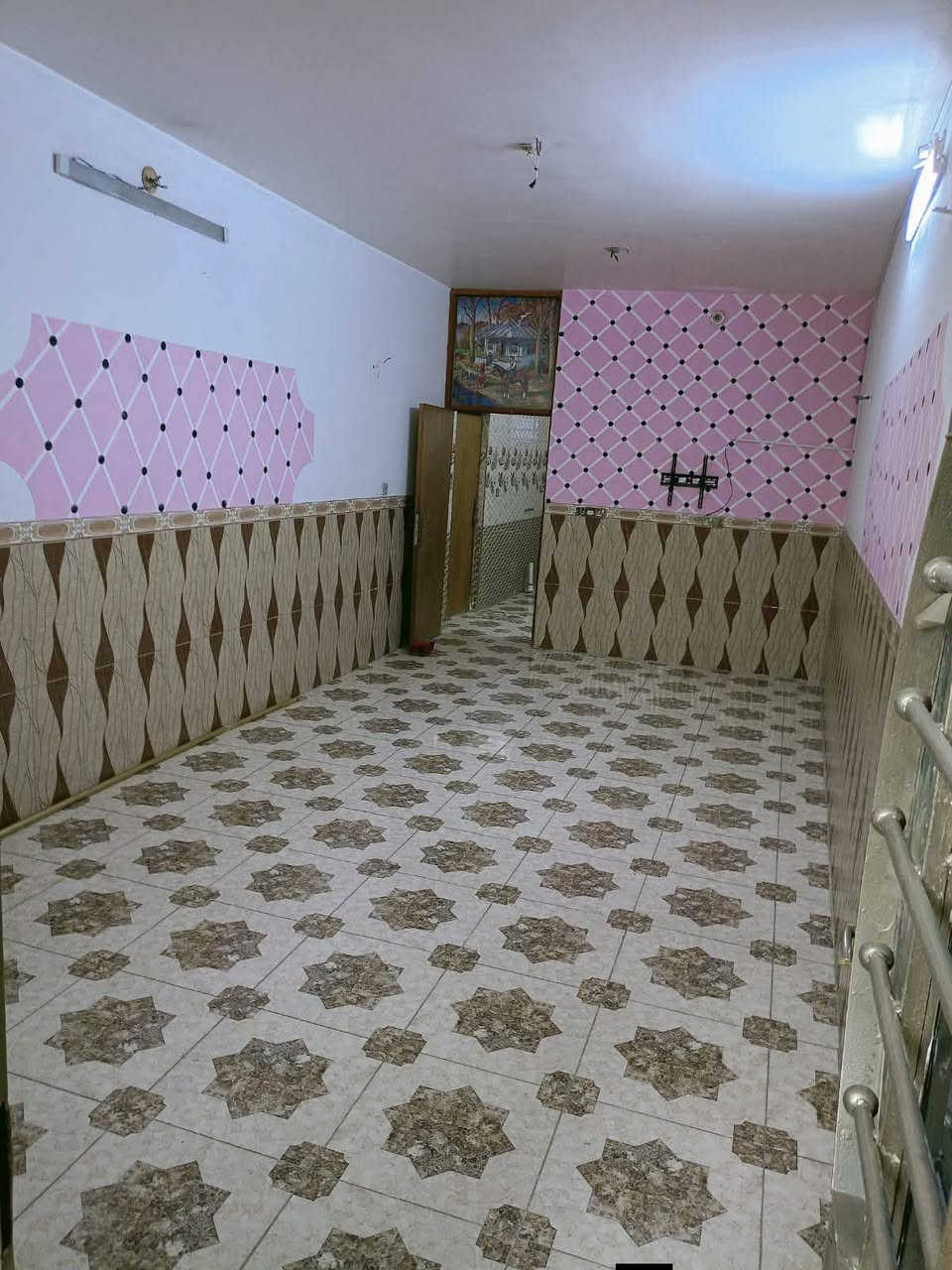 السلام عليكم مشتمل للايجار طابق ثاني غرفه واستقبال ومطبخ وصحيات 2 كامل واير سحب ومطور مي السعر 250 الضغط شارع 15قرب حسينية جعفر الصادق *********** واتساب مطلوب عائله صغيره ونظيفه تحافظ على البيت
