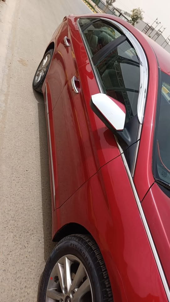 سوناتا موديل17 وارد امريكي محرك2400 حادث امريكا جنطه وبلعراق بيهه طخات ابيع صبغ حزام السعر90وبيهه مجال بدون ايرباك وبدون ضربه داخليه عايزه فقط تبريد  استفسار***********
